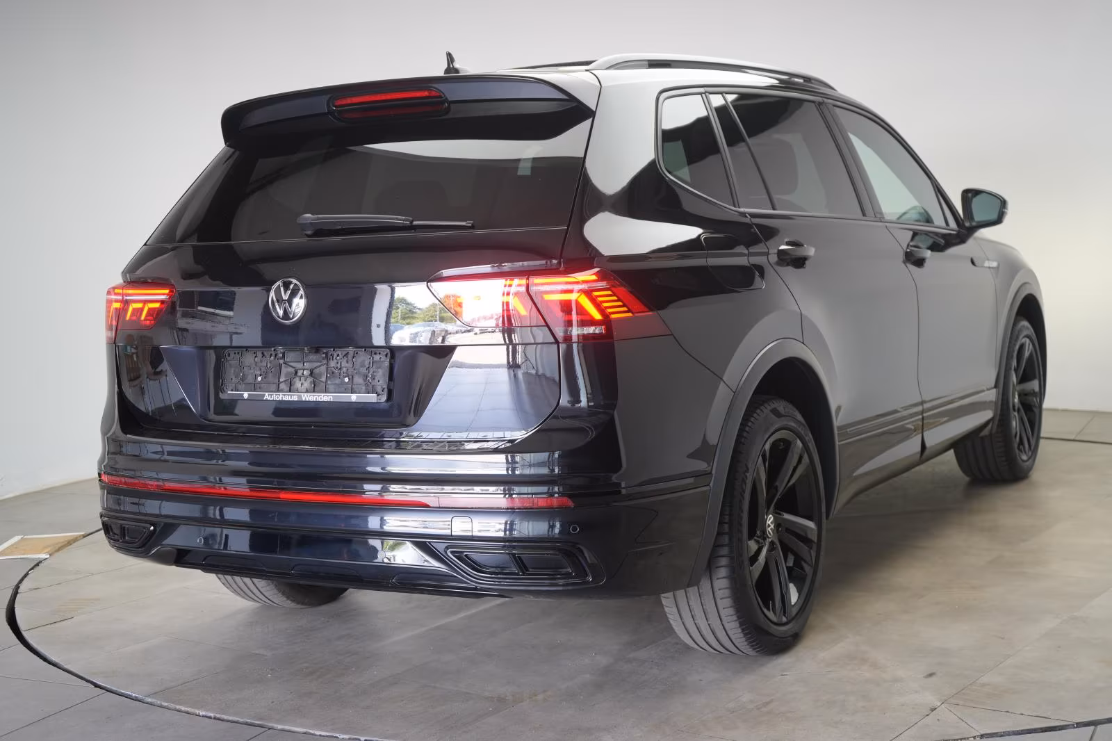 (B-538) Volkswagen Tiguan Allspace 2.0 TDI 4Motion DSG R-Line Leder - Image 5