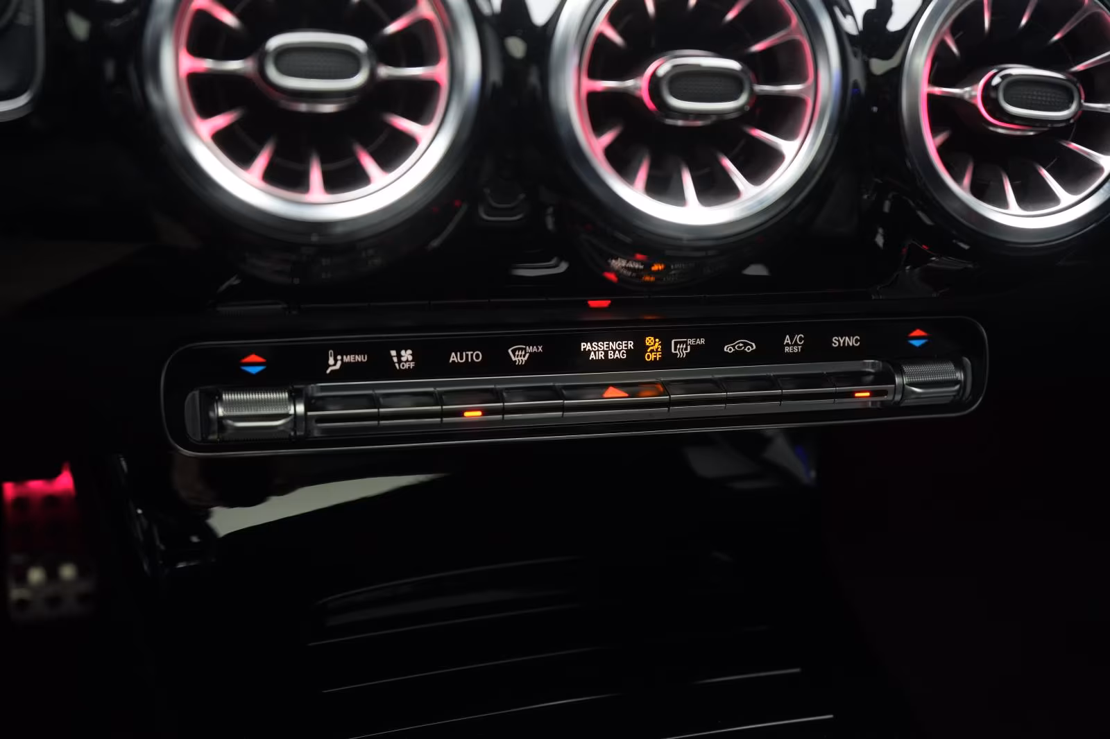 (B-318) Mercedes-Benz CLA 220 Shooting Brake d 4Matic 8G-DCT AMG L - Image 16