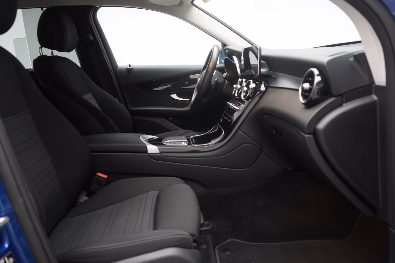 (B-144) Mercedes-Benz(Hybrid) GLC 300 e 4Matic 9G-Tronic AHK/Kamera/HUD/ - Image 9