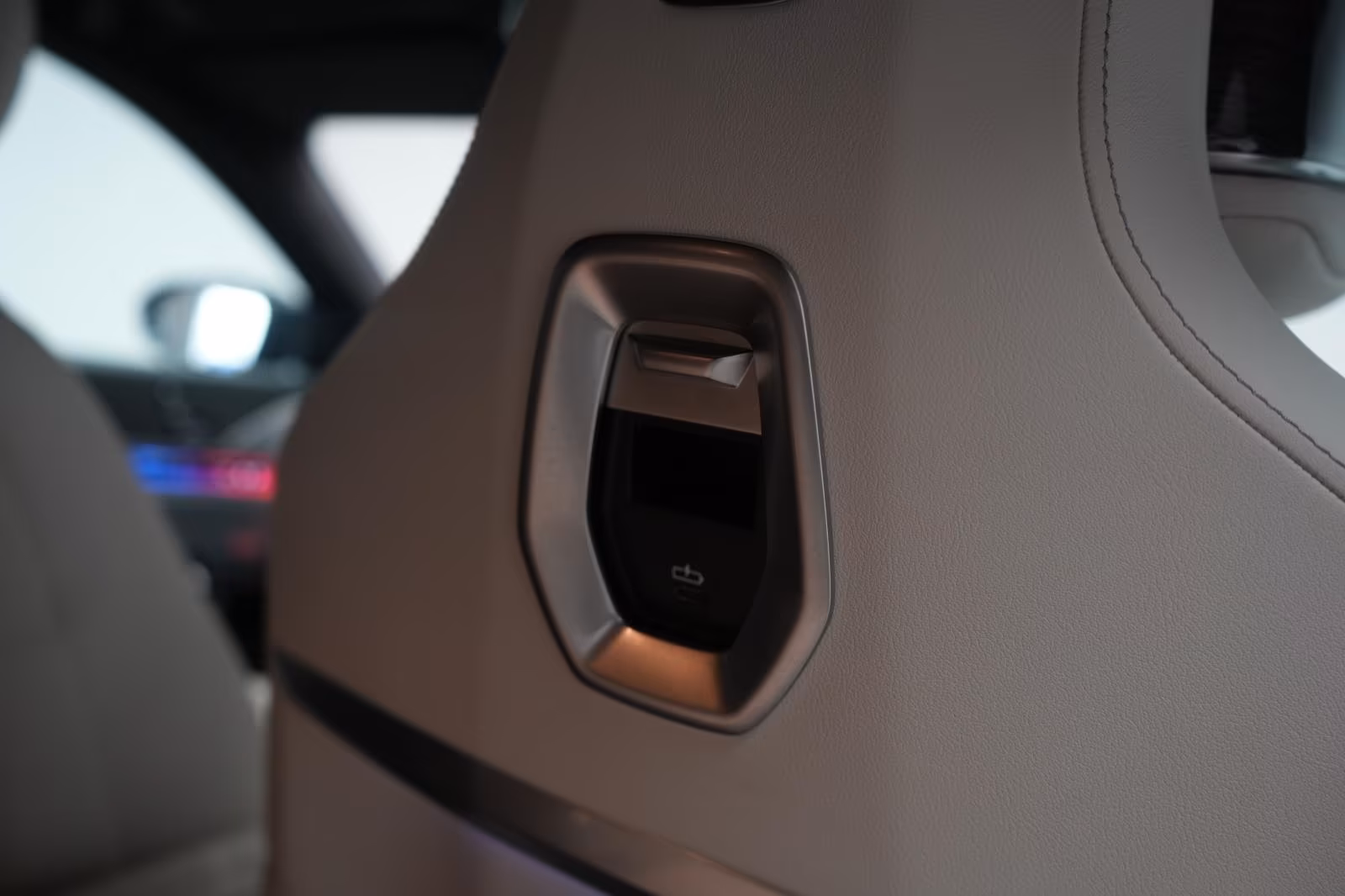 (B-261) BMW i7 M70 xDrive TheatreScreen/Sky Lounge/HUD/B&W/L - Image 21