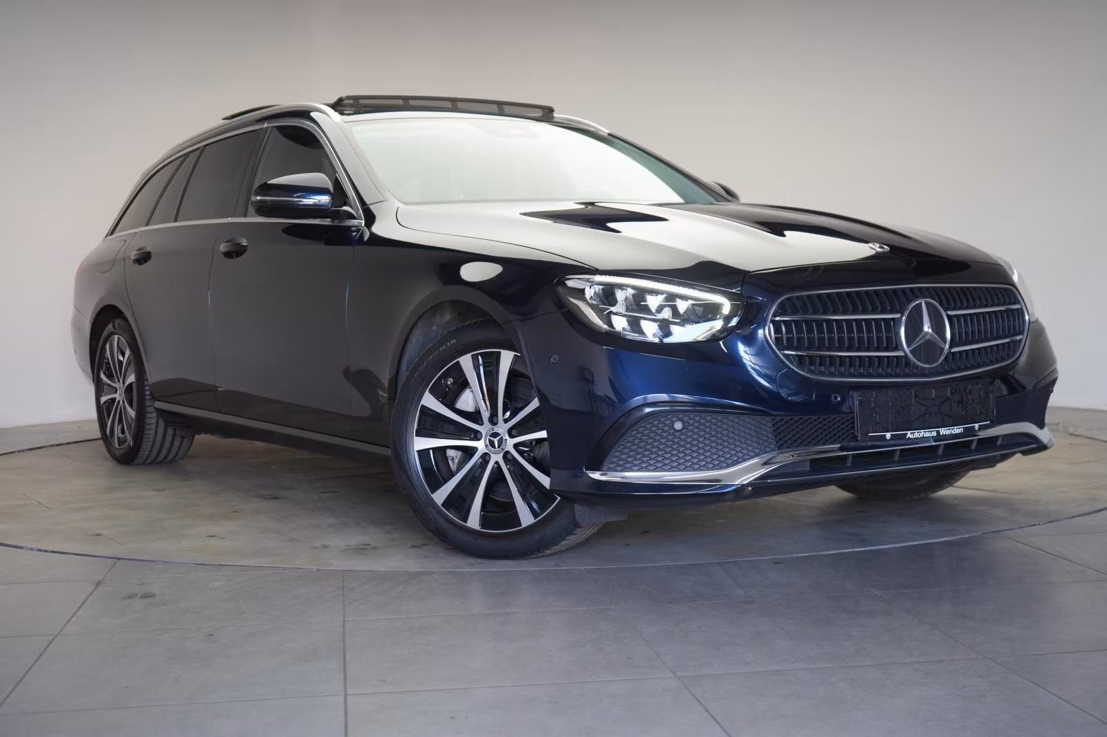 (B-664) Mercedes-Benz(Hybrid) E 300 E T 9G-Tronic Leder/Temp/Kamera/Pano/A - Image 1