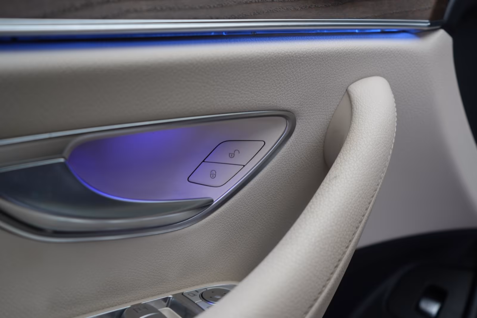 (B-662) Mercedes-Benz(Hybrid) E 300 de T 9G-Tronic Avantgarde Distronic/Kamera - Image 18