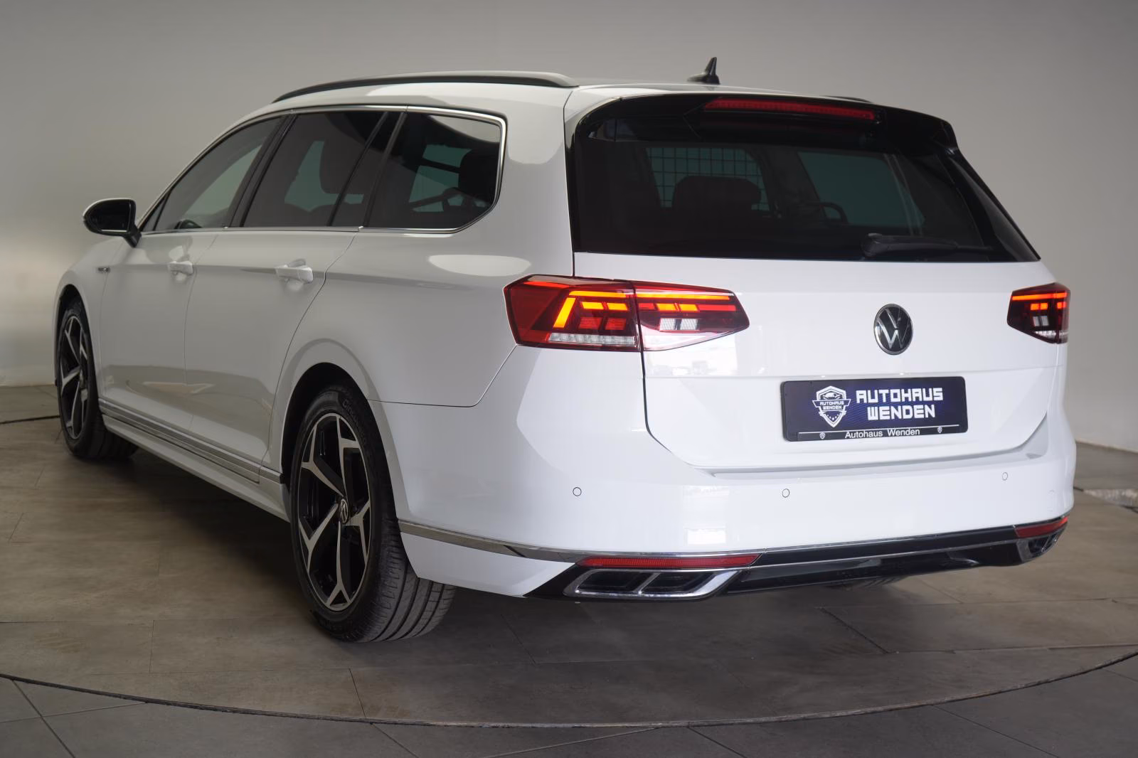 (B-226) Volkswagen Passat Variant 2.0 TDI DSG Business R line ACC/K - Image 4