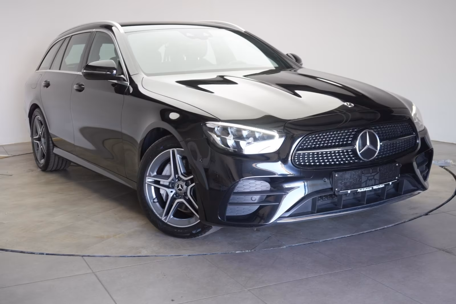 (B-599) Mercedes-Benz(7 ghế) E 300 d 4Matic T 9G-Tronic AMG Distroni - Image 1