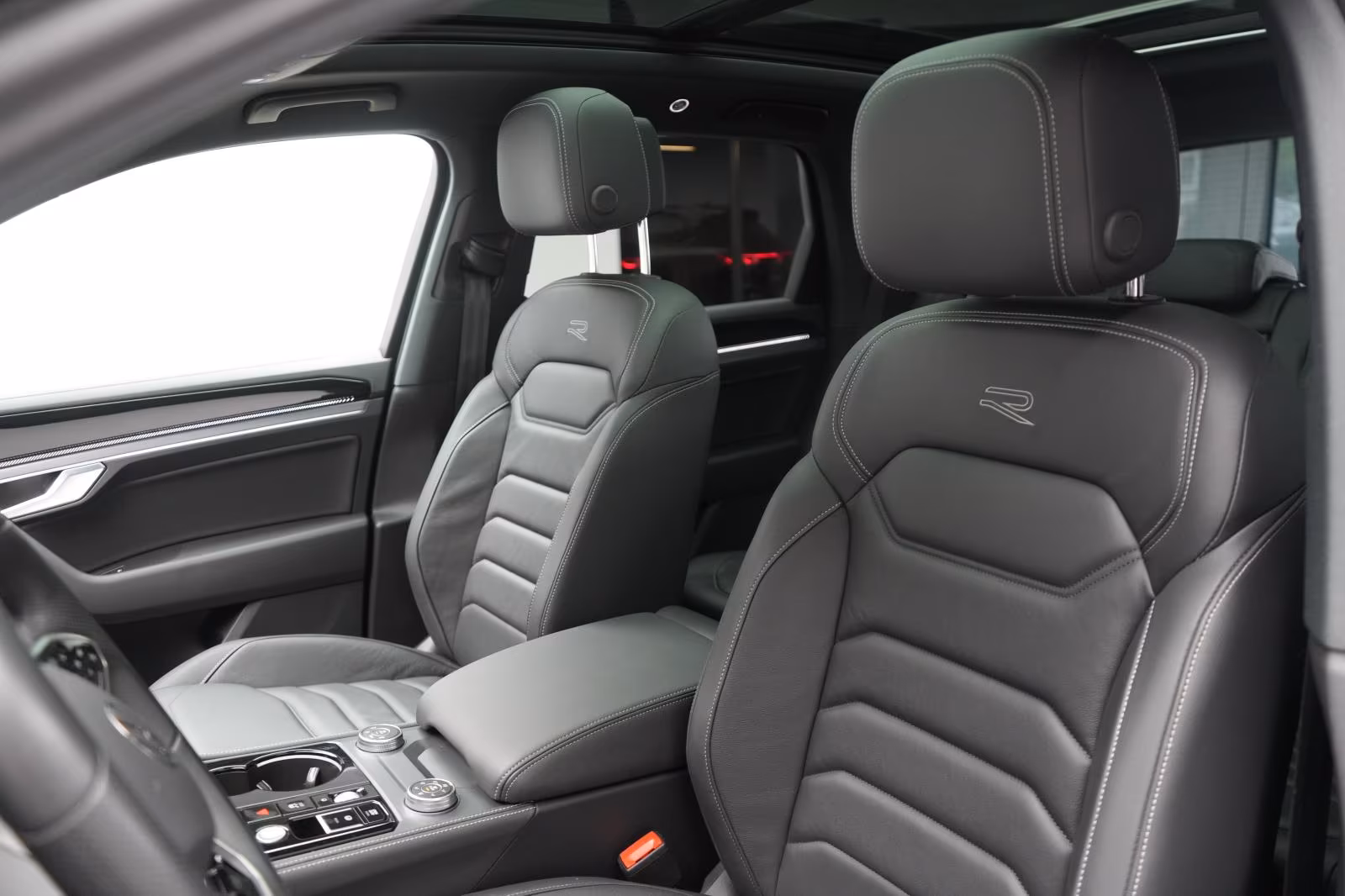 (B-295) Volkswagen Touareg 3.0 TDI 4Motion R-Line Leder/ACC/Pano/St - Image 7