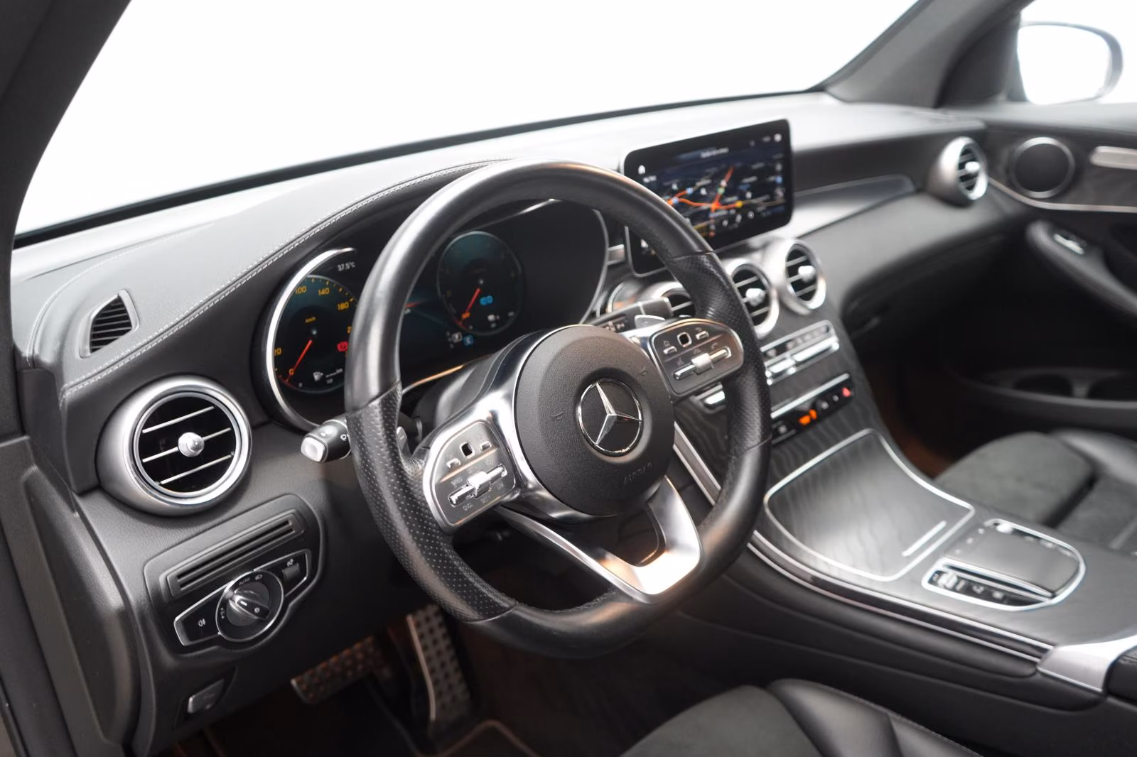 (B-515) Mercedes-Benz(Hybrid) GLC 300 de 4Matic 9G-Tronic AMG CarPlay/Tem - Image 8