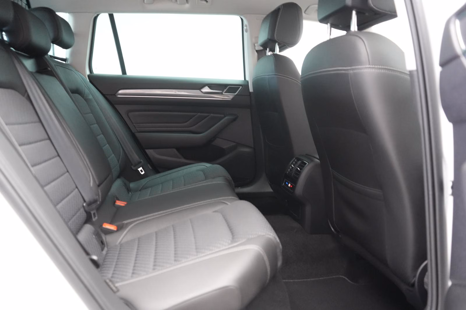 (B-226) Volkswagen Passat Variant 2.0 TDI DSG Business R line ACC/K - Image 11