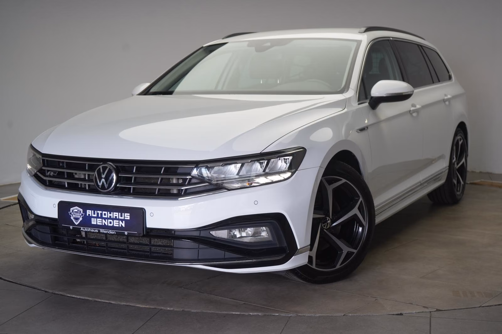 (B-226) Volkswagen Passat Variant 2.0 TDI DSG Business R line ACC/K - Image 3
