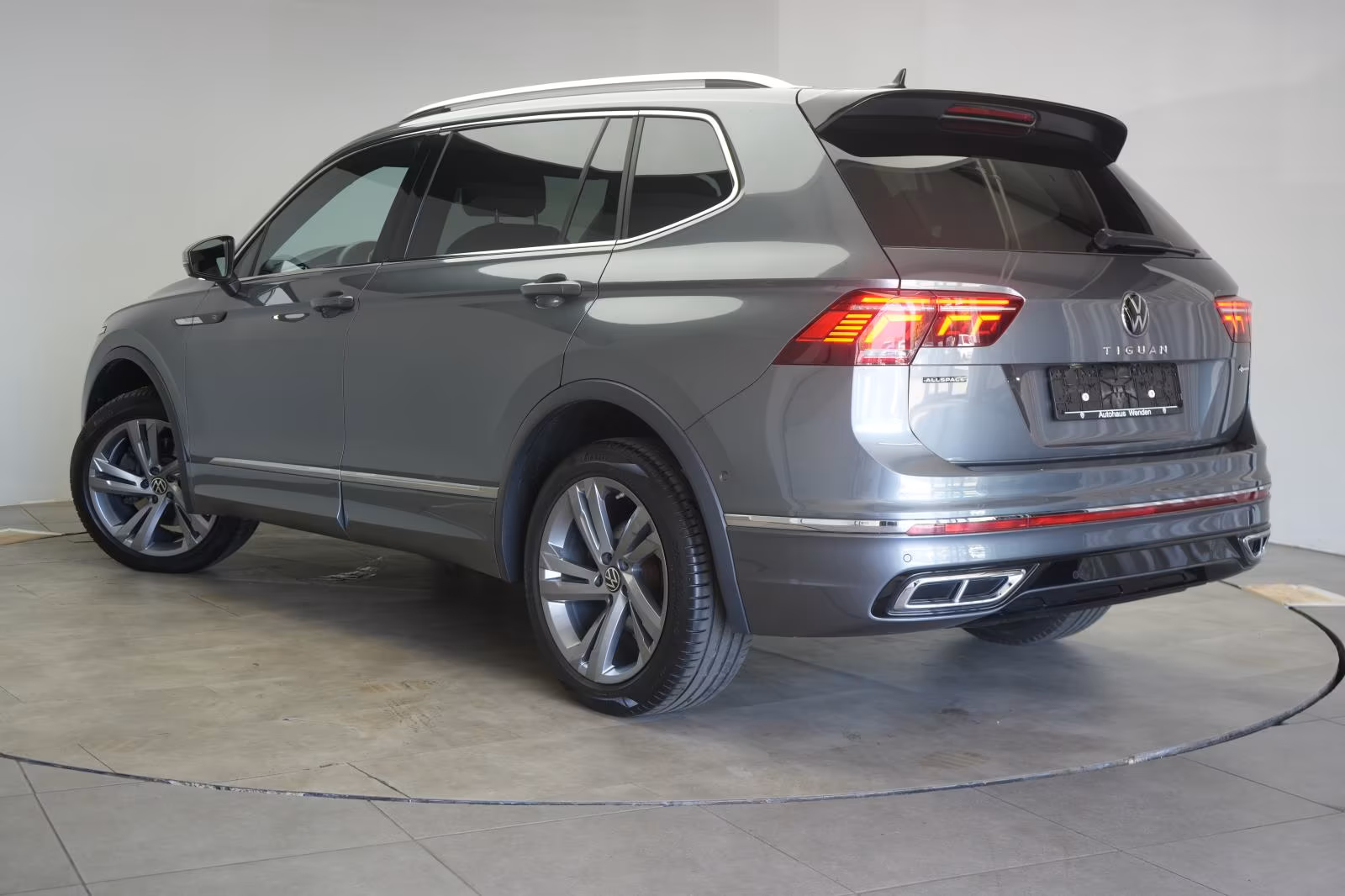(B-743) Volkswagen Tiguan Allspace 2.0 TDI 4Motion DSG R-Line Leder - Image 3