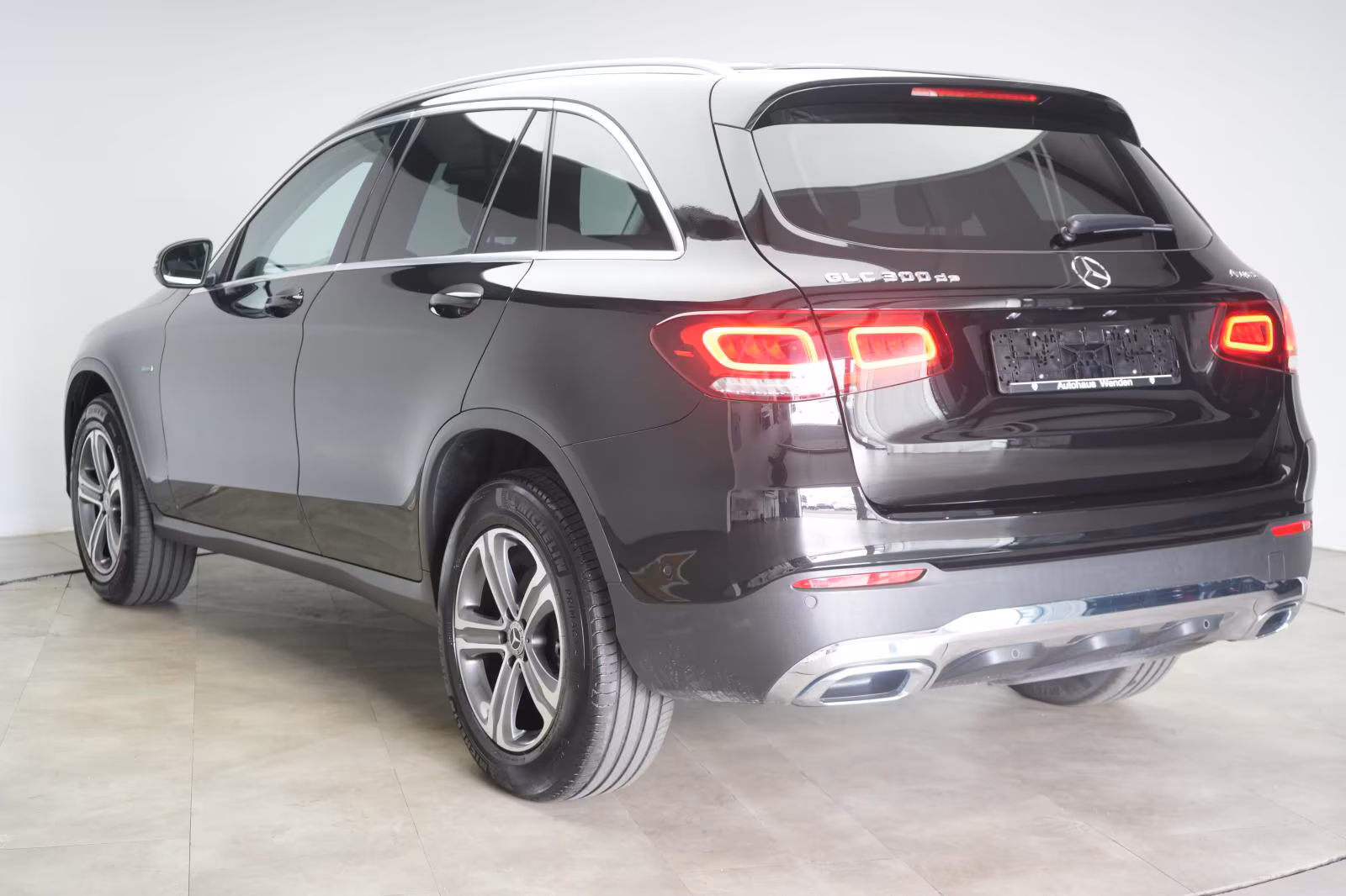 (B-084) Mercedes-Benz(Hybrid) GLC 300 de 4Matic 9G-Tronic AMG Line CarPlay/ - Image 4