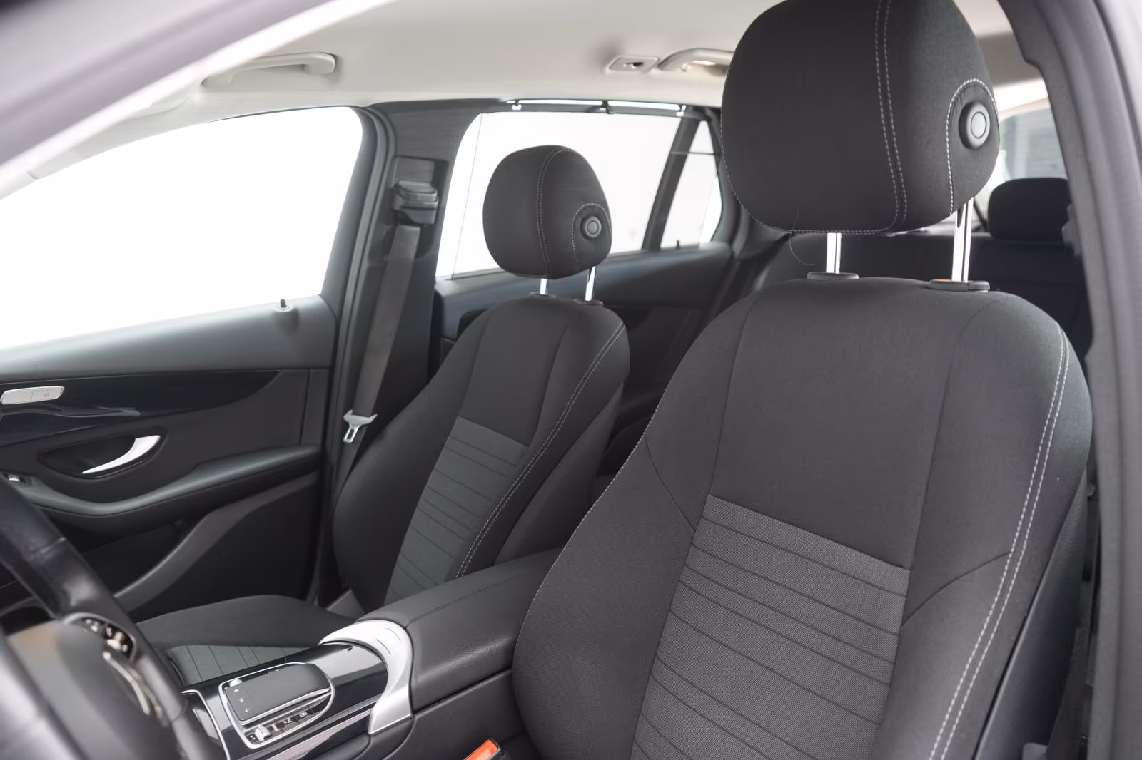(B-376) Mercedes-Benz(Hybrid) GLC 300 e 4Matic 9G-Tronic Temp/Kamera/AHK/ - Image 7
