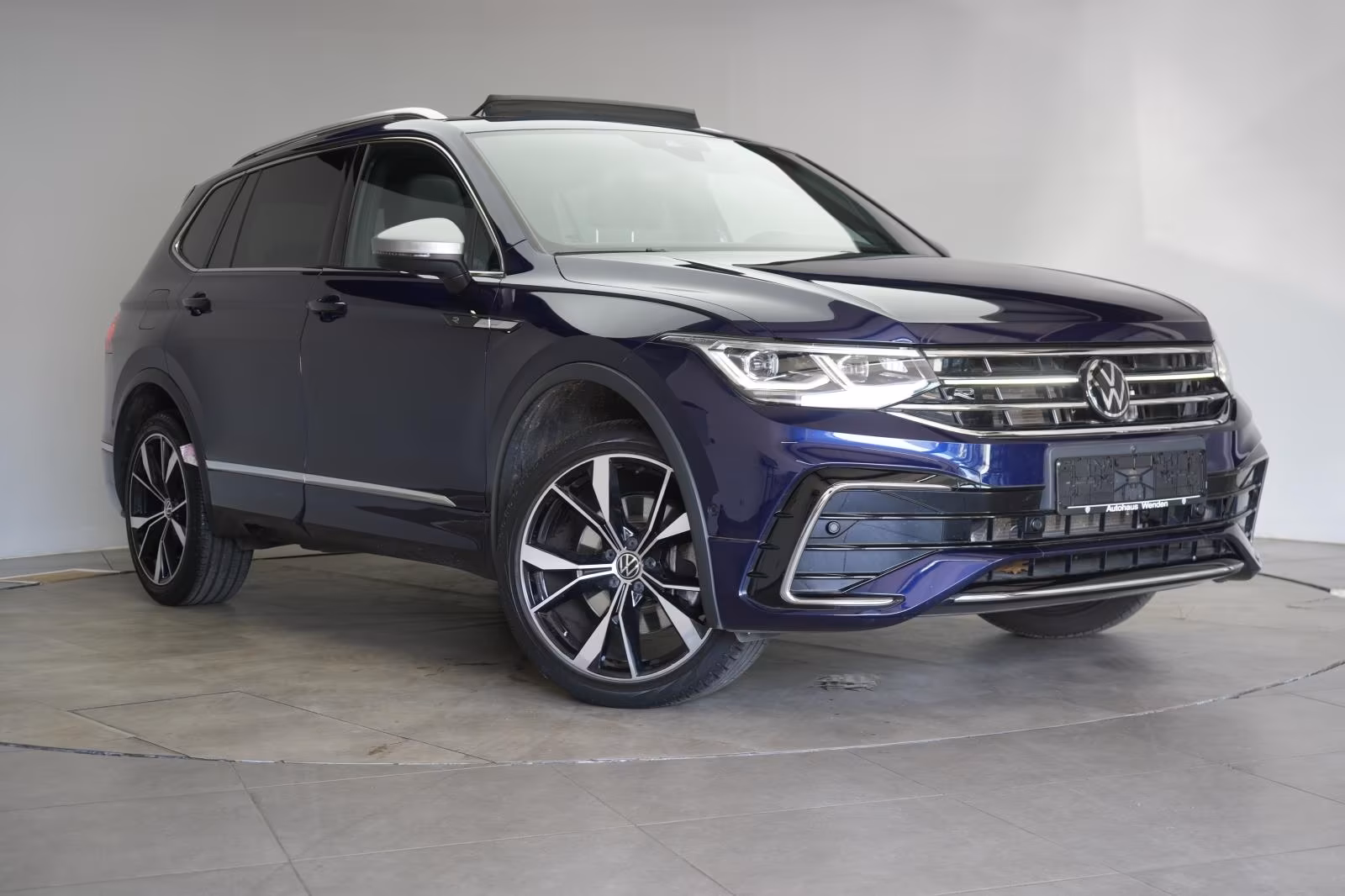 (B-566) Volkswagen Tiguan 2.0 TSI 4Motion DSG R-Line - Image 1