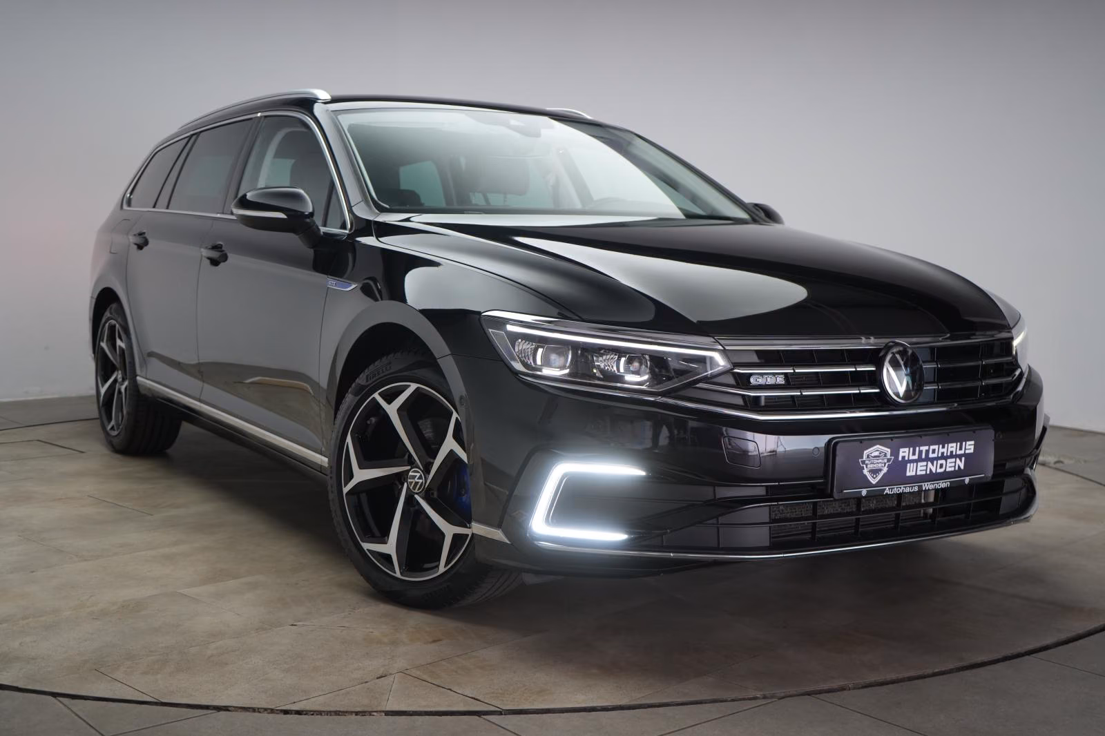 (B-639) Volkswagen(Hybrid) Passat 1.4 TSI Plug-In-Hybrid DSG GTE ACC/Kamera - Image 1