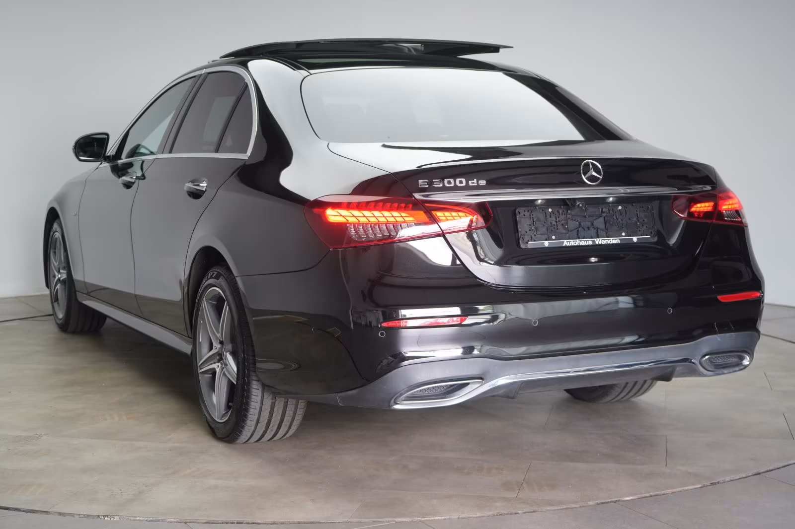 (B-711) Mercedes-Benz(Hybrid) E 300 de 9G-Tronic AMG Distronic/Kamera/Pano/Bur - Image 4