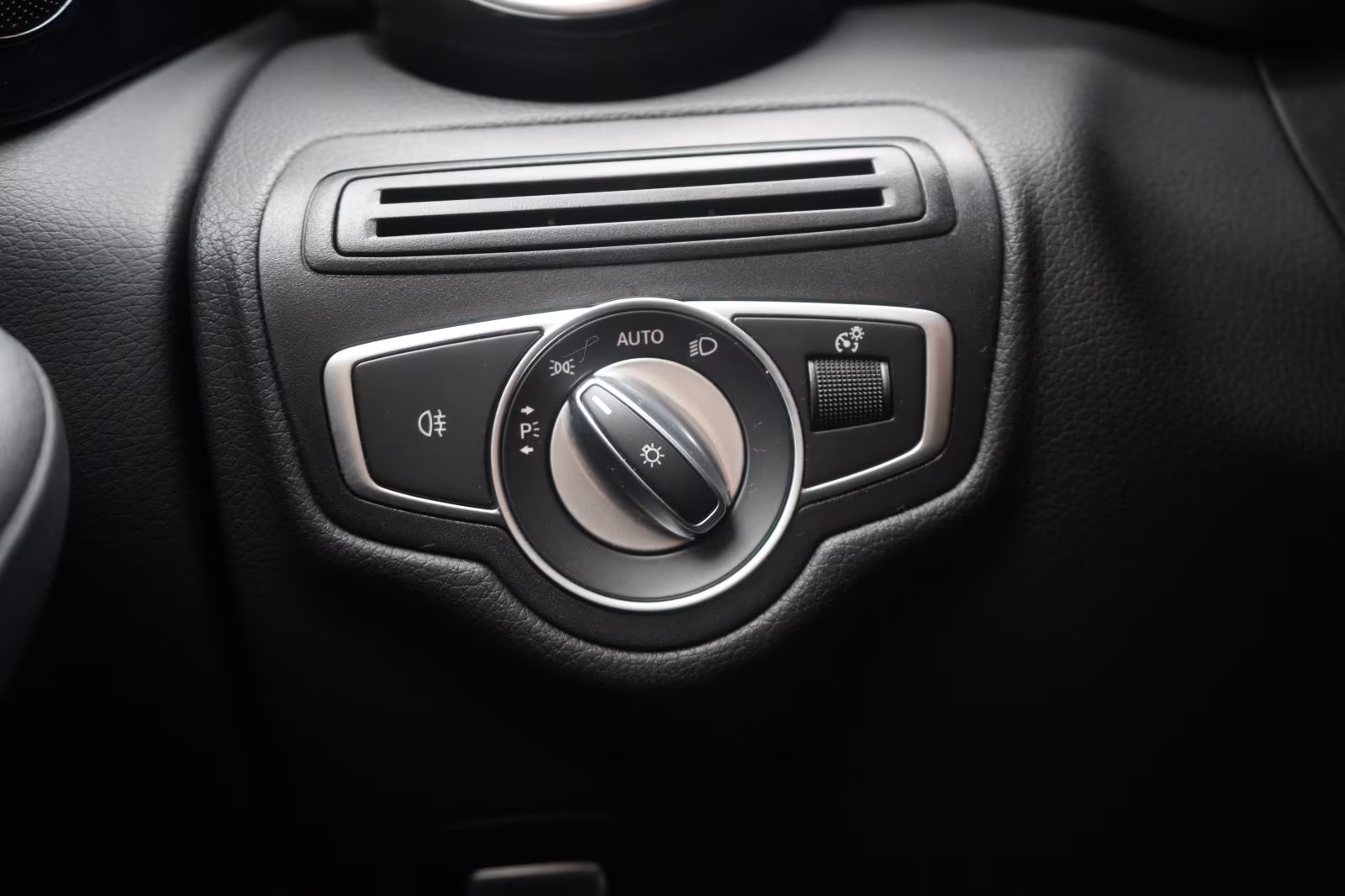(B-144) Mercedes-Benz(Hybrid) GLC 300 e 4Matic 9G-Tronic AHK/Kamera/HUD/ - Image 17