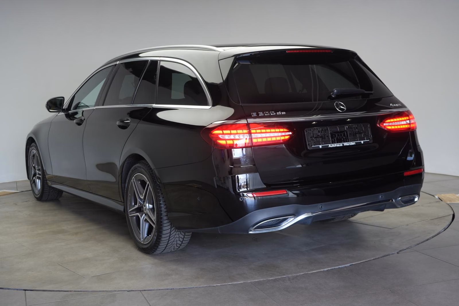 (B-330) Mercedes-Benz(Hybrid) E 300 de 4Matic T 9G-Tronic AMG Kamera/AHK/Wide - Image 4