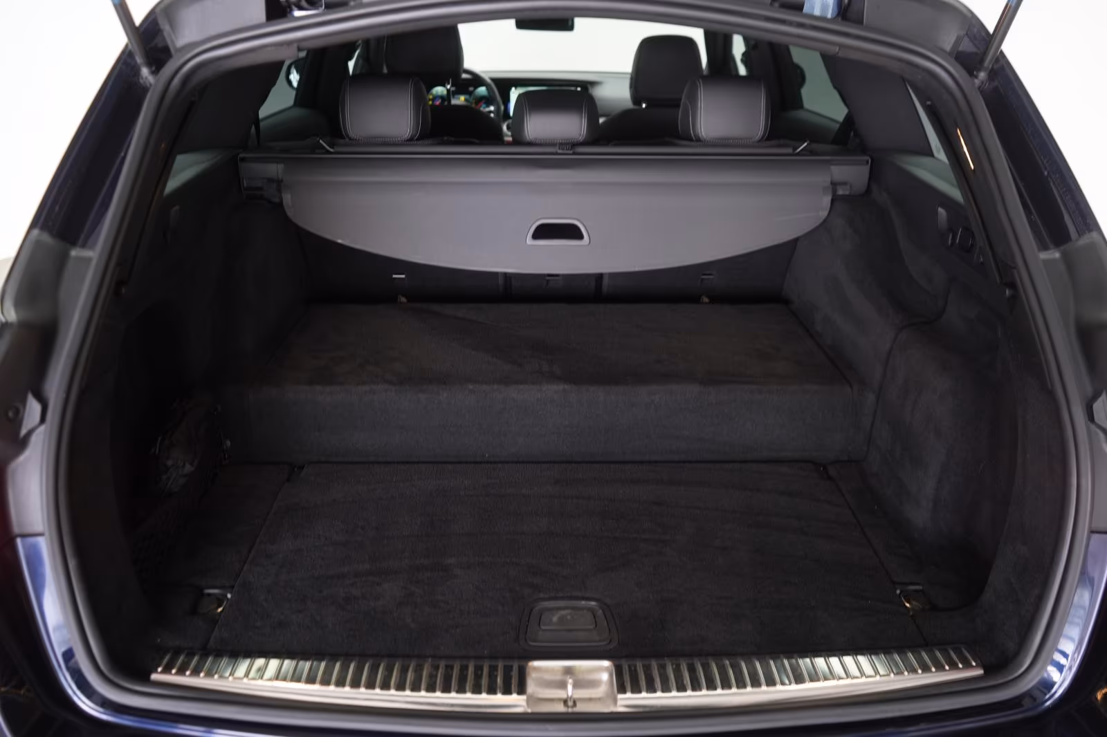 (B-259) Mercedes-Benz(Hybrid) E 300 e T 9G-Tronic AMG Distronic/Kamera/AHK/L - Image 23