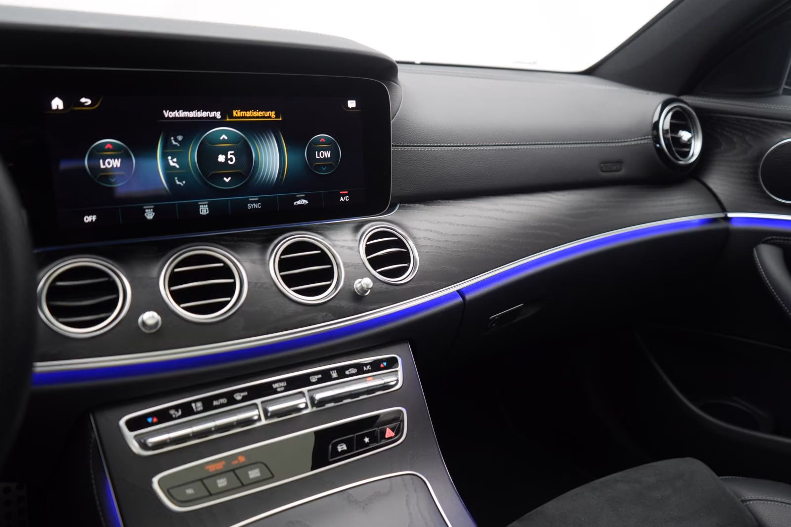 (B-150) Mercedes-Benz(Hybrid) E 300 e T AMG Distronic/Kamera/Pano/Carplay/Lane - Image 21
