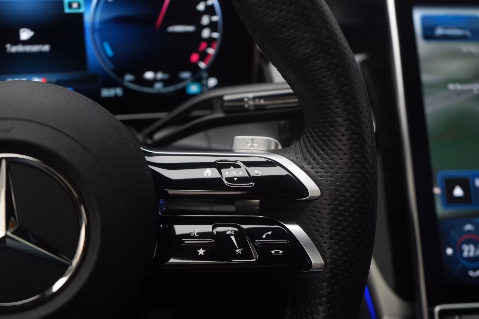 (B-232) Mercedes-Benz(Hybrid) GLC 300 e 4Matic 9G-Tronic AMG Leder/Distronic/ - Image 16