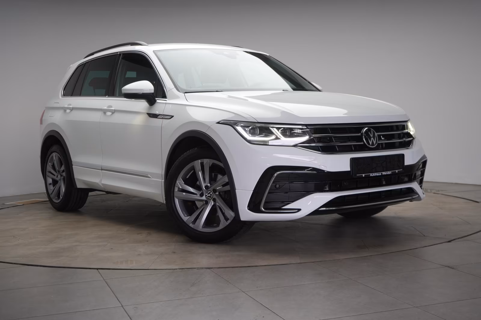 (B-655) Volkswagen Tiguan 2.0 TDI DSG R Line ACC/Virtual/Lane/AHK/ - Image 1