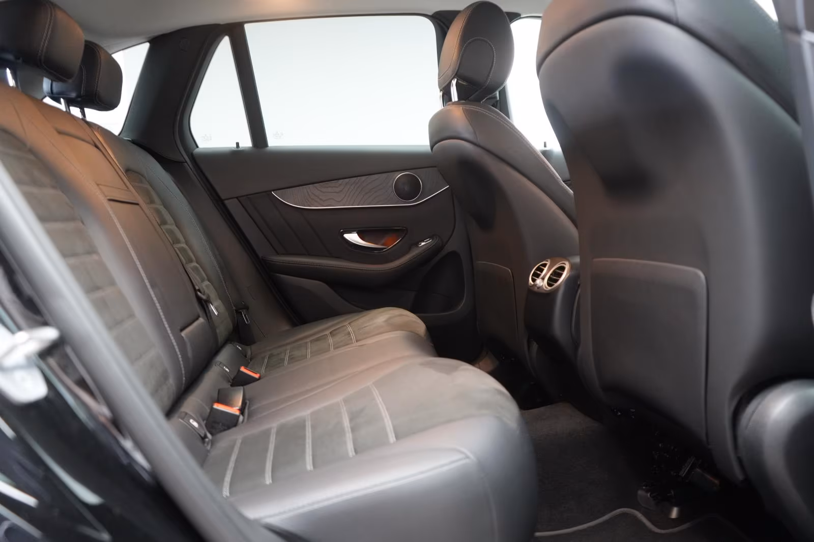 (B-084) Mercedes-Benz(Hybrid) GLC 300 de 4Matic 9G-Tronic AMG Line CarPlay/ - Image 11
