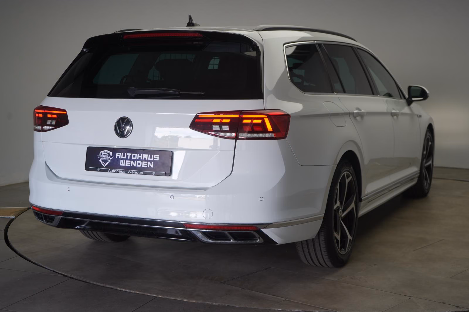 (B-226) Volkswagen Passat Variant 2.0 TDI DSG Business R line ACC/K - Image 5