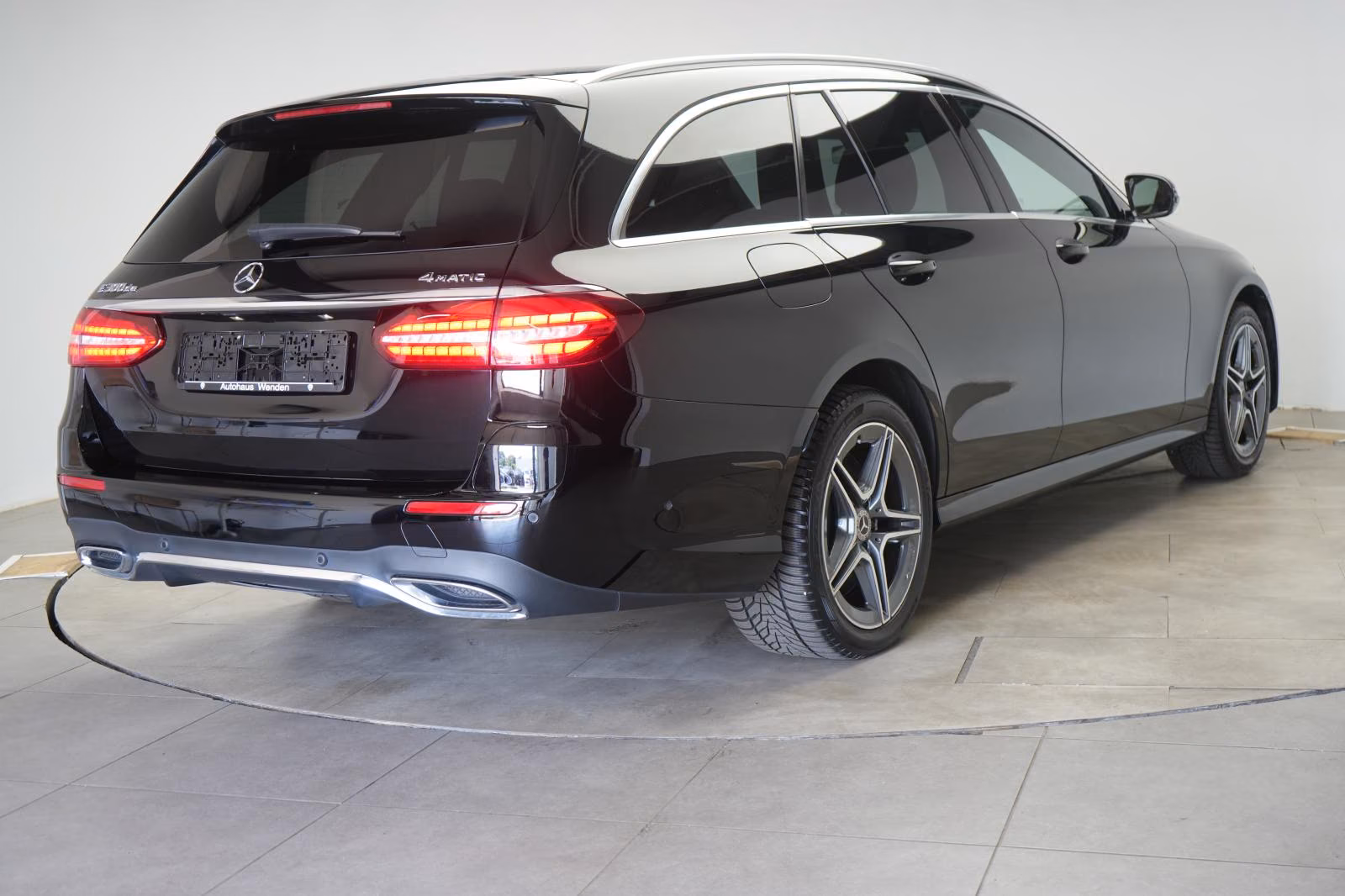 (B-330) Mercedes-Benz(Hybrid) E 300 de 4Matic T 9G-Tronic AMG Kamera/AHK/Wide - Image 5