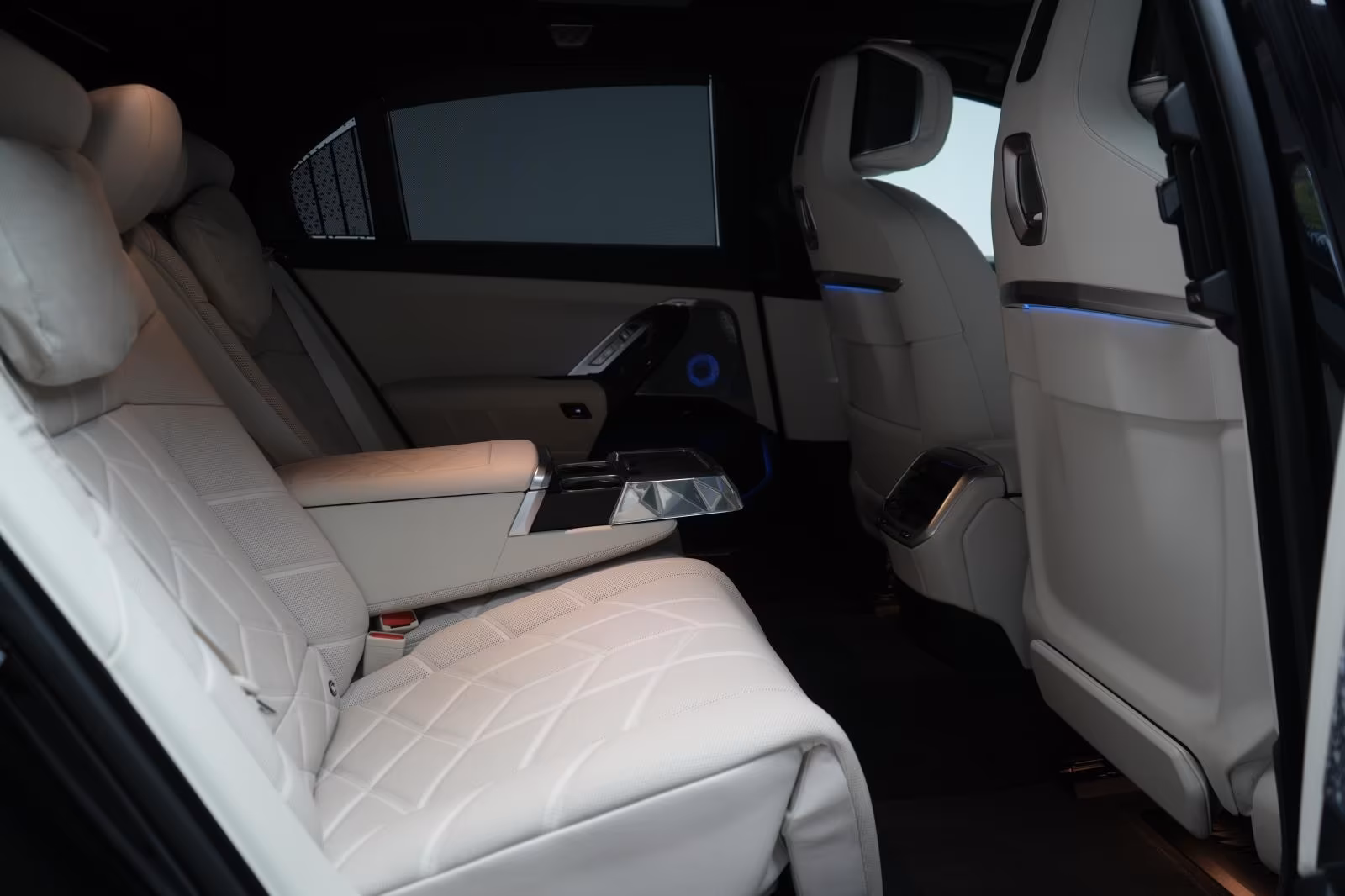 (B-261) BMW i7 M70 xDrive TheatreScreen/Sky Lounge/HUD/B&W/L - Image 10