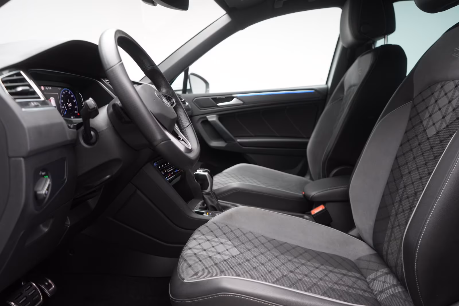 (B-655) Volkswagen Tiguan 2.0 TDI DSG R Line ACC/Virtual/Lane/AHK/ - Image 6