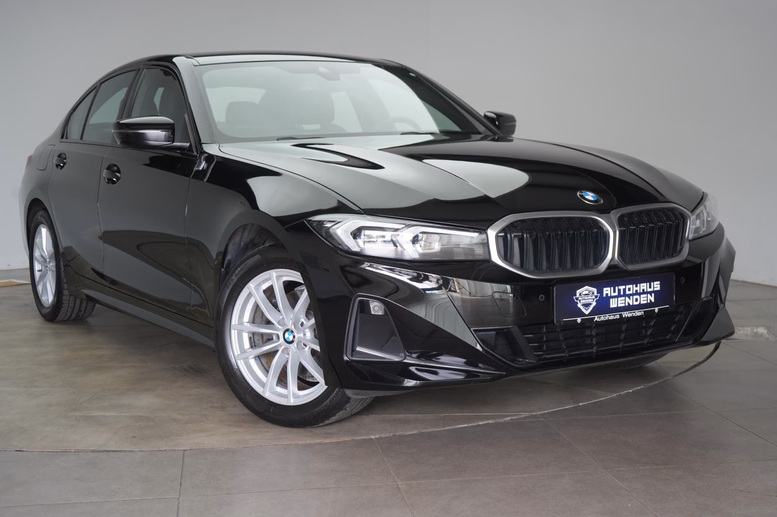 (B-425) BMW 320 i Leder/Temp/Hifi/Wide/CarPlay/Lane - Image 1