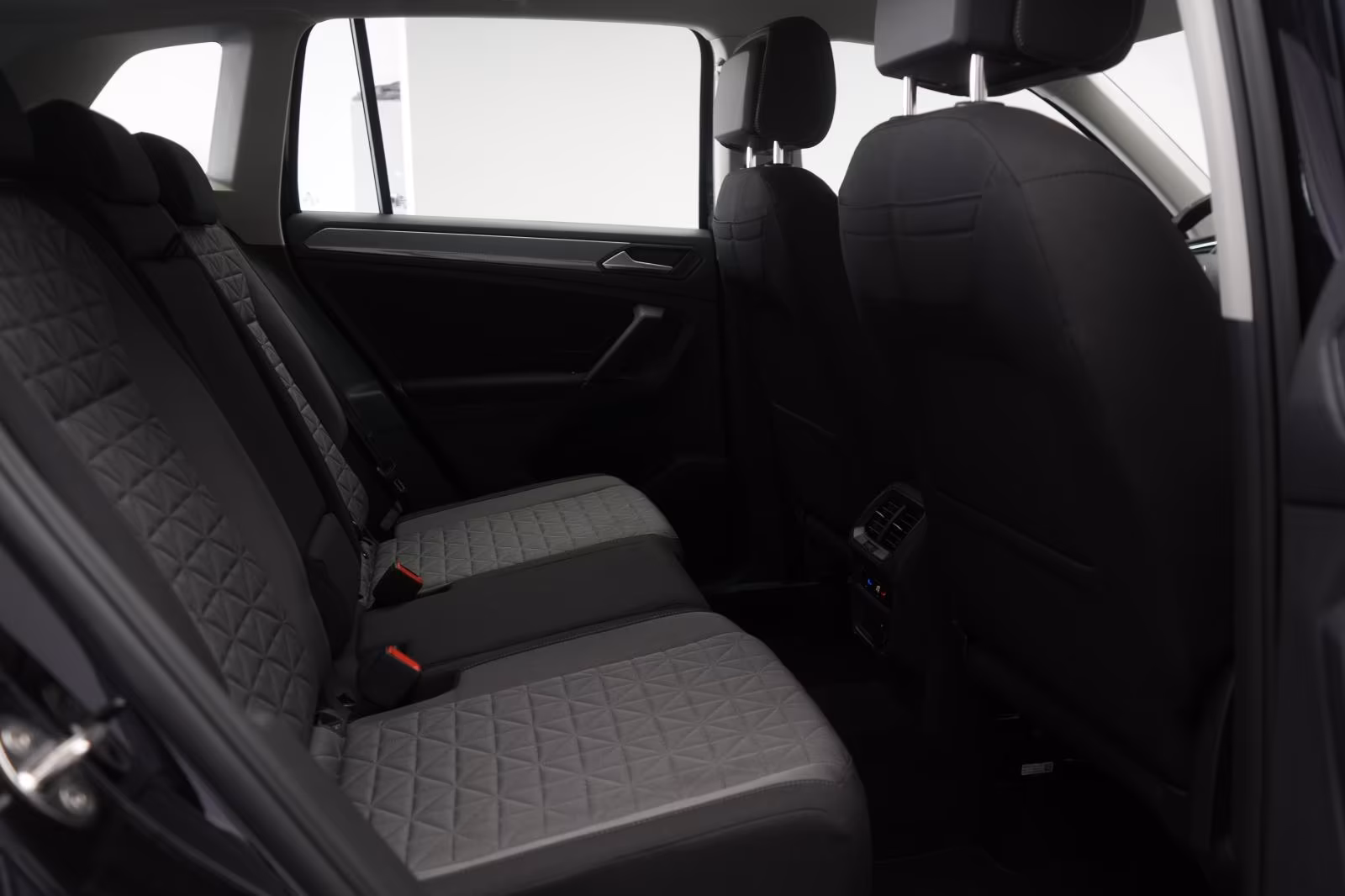 (B-654) Volkswagen Tiguan 1.5 TSI Life ACC/Lane/Appconnect/ - Image 11
