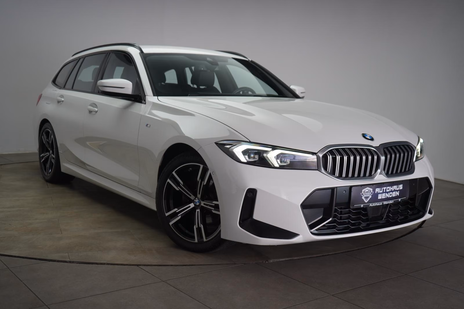 (B-409) BMW 320 i Touring M Sport ACC/Kamera/AHK/Lane/CarPla - Image 1
