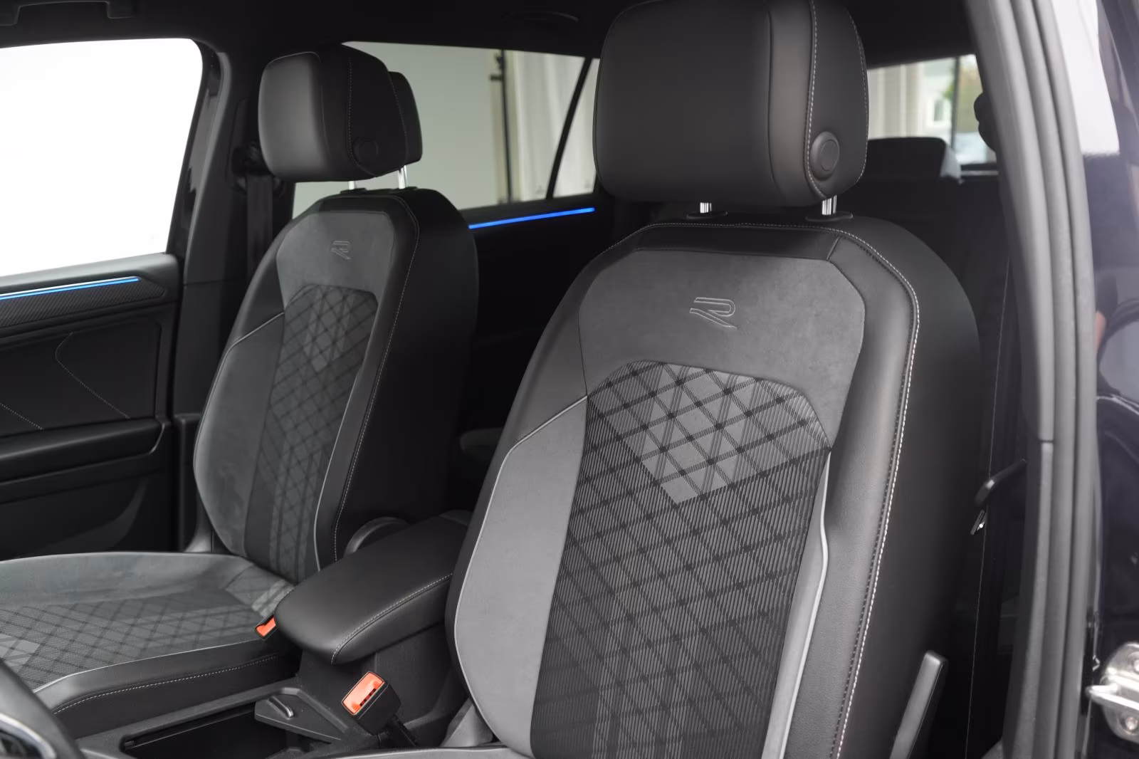 (B-374) Volkswagen Tiguan Allspace 2.0 TDI 4Motion DSG R line Navi/ - Image 9