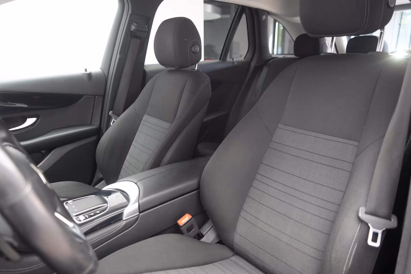 (B-088) Mercedes-Benz GLC 300 e 4Matic 9G-Tronic Distronic/Carplay/Lan - Image 8
