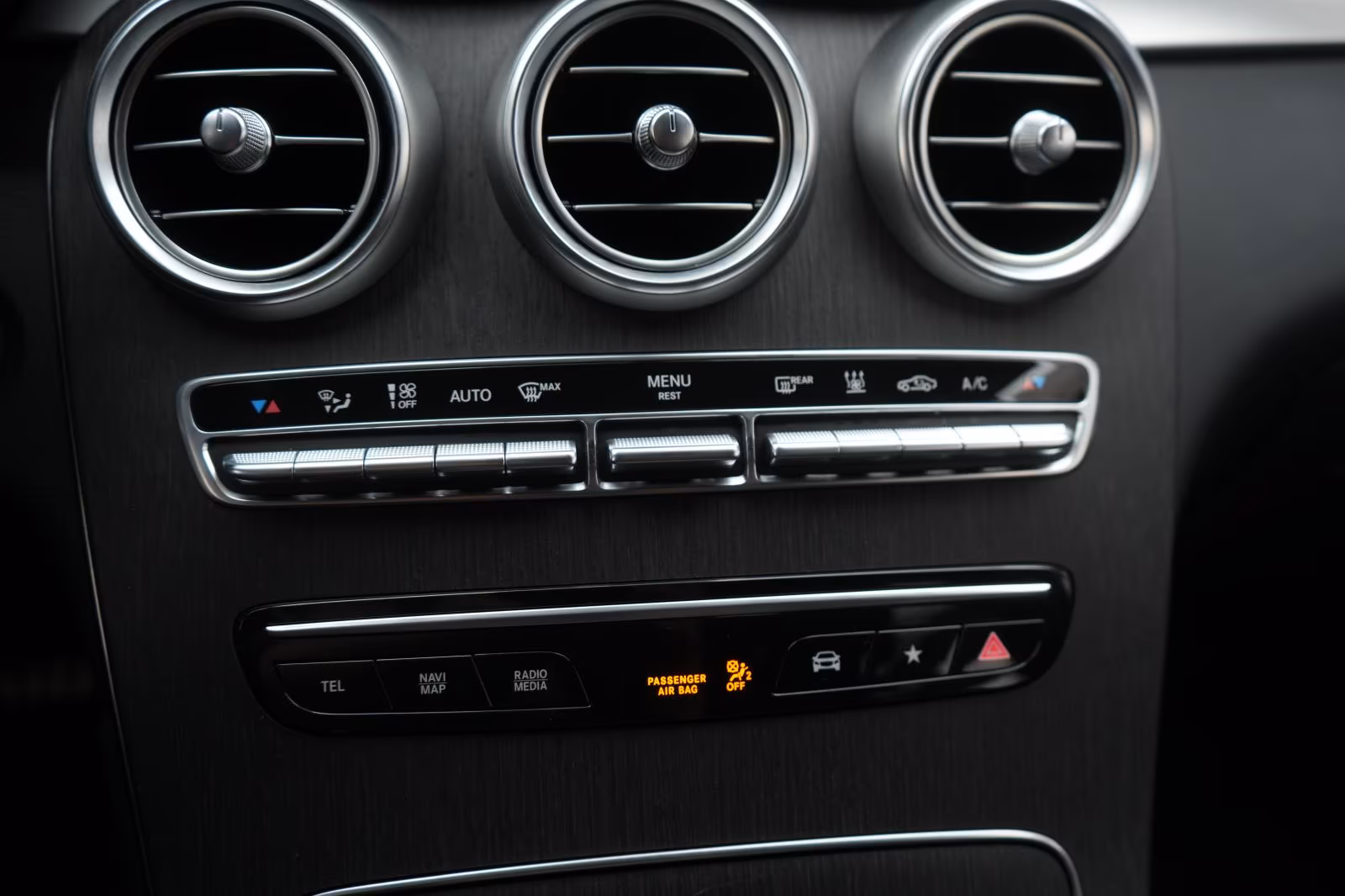 (B-060) Mercedes-Benz(Hybrid) GLC 300 e 4Matic 9G-Tronic AMG Temp/Kamera - Image 17