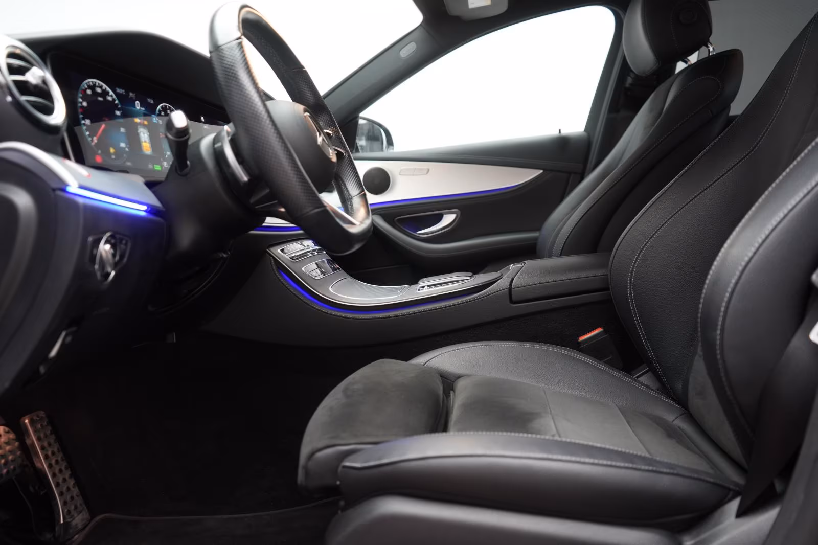 (B-252) Mercedes-Benz(Hybrid) E 300 de T 9G-Tronic AMG Distronic/Kamera/HUD/La - Image 6