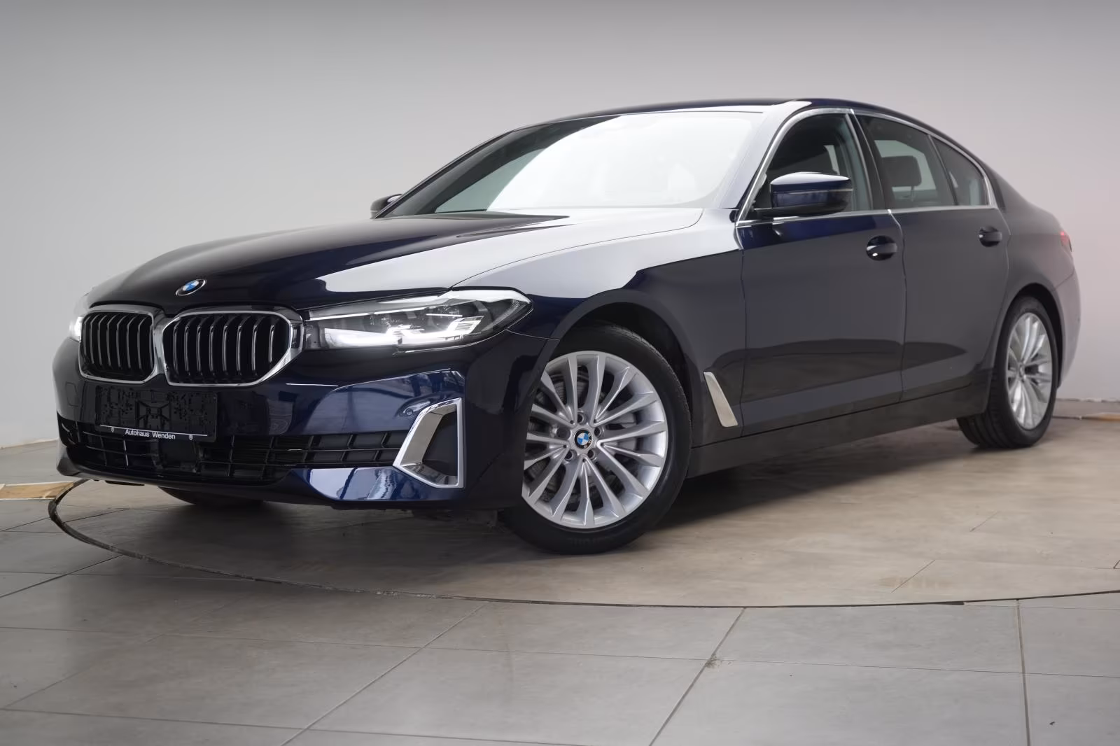 (B-568) BMW 520 i Luxury Line - Image 3