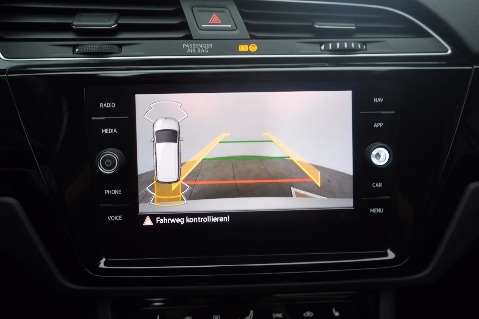 (B-751) Volkswagen Touran 2.0 TDI DSG Highline ACC/Kamera/Pano/Virt - Image 19