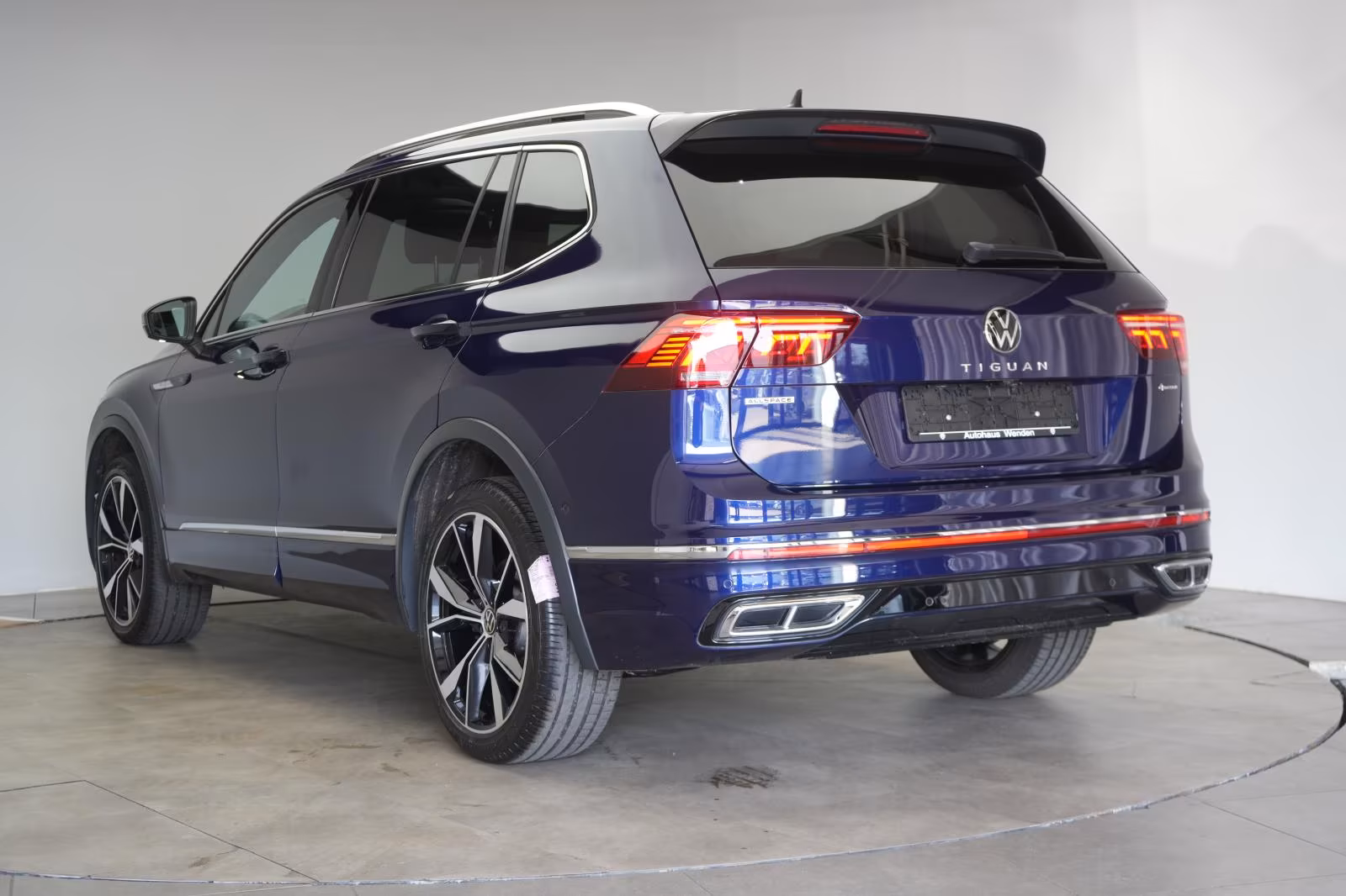 (B-566) Volkswagen Tiguan 2.0 TSI 4Motion DSG R-Line - Image 4