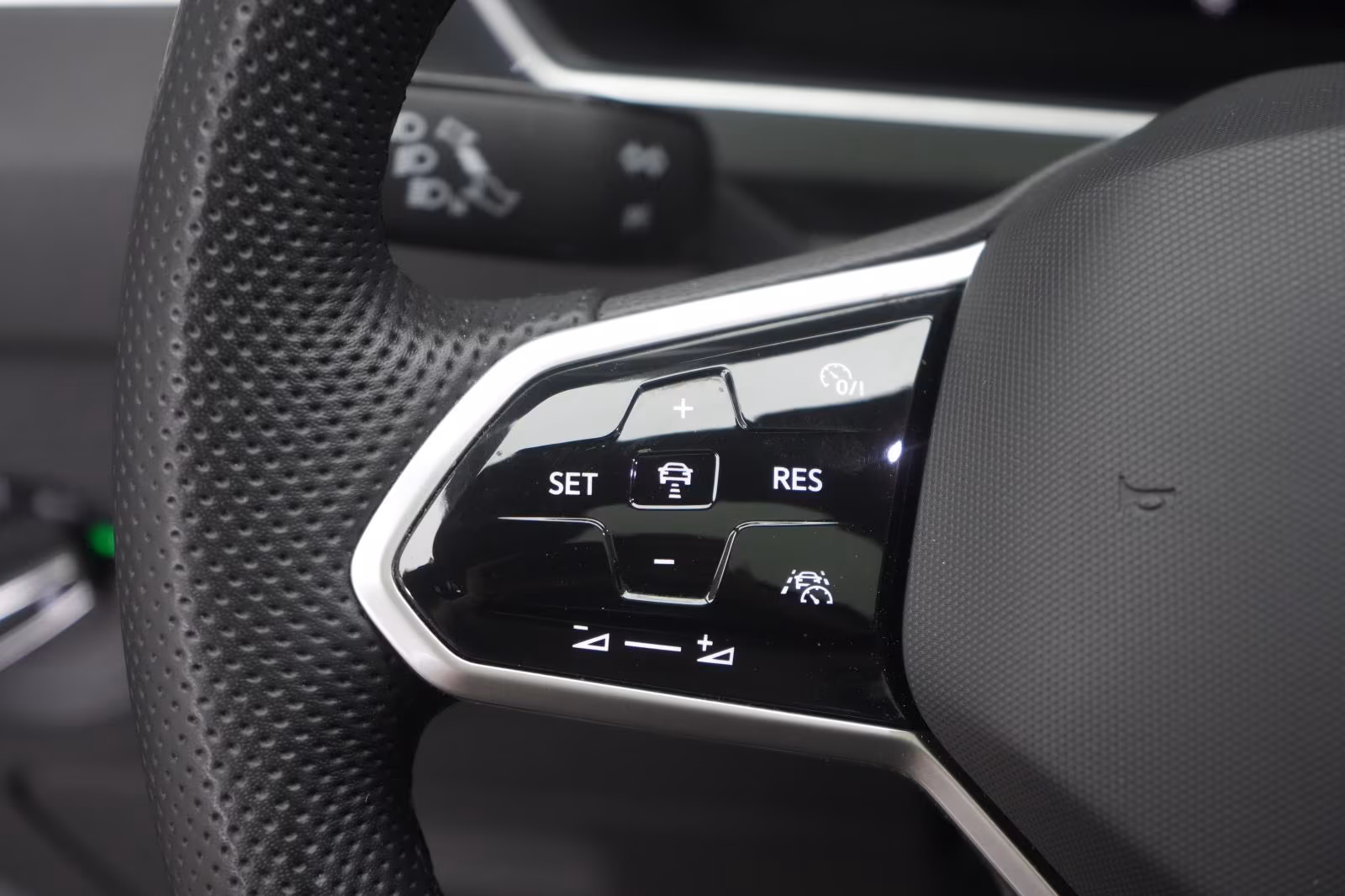 (B-164) Volkswagen Tiguan 2.0 TDI R-Line CarPlay/ACC/Virtual/Pano/A - Image 17