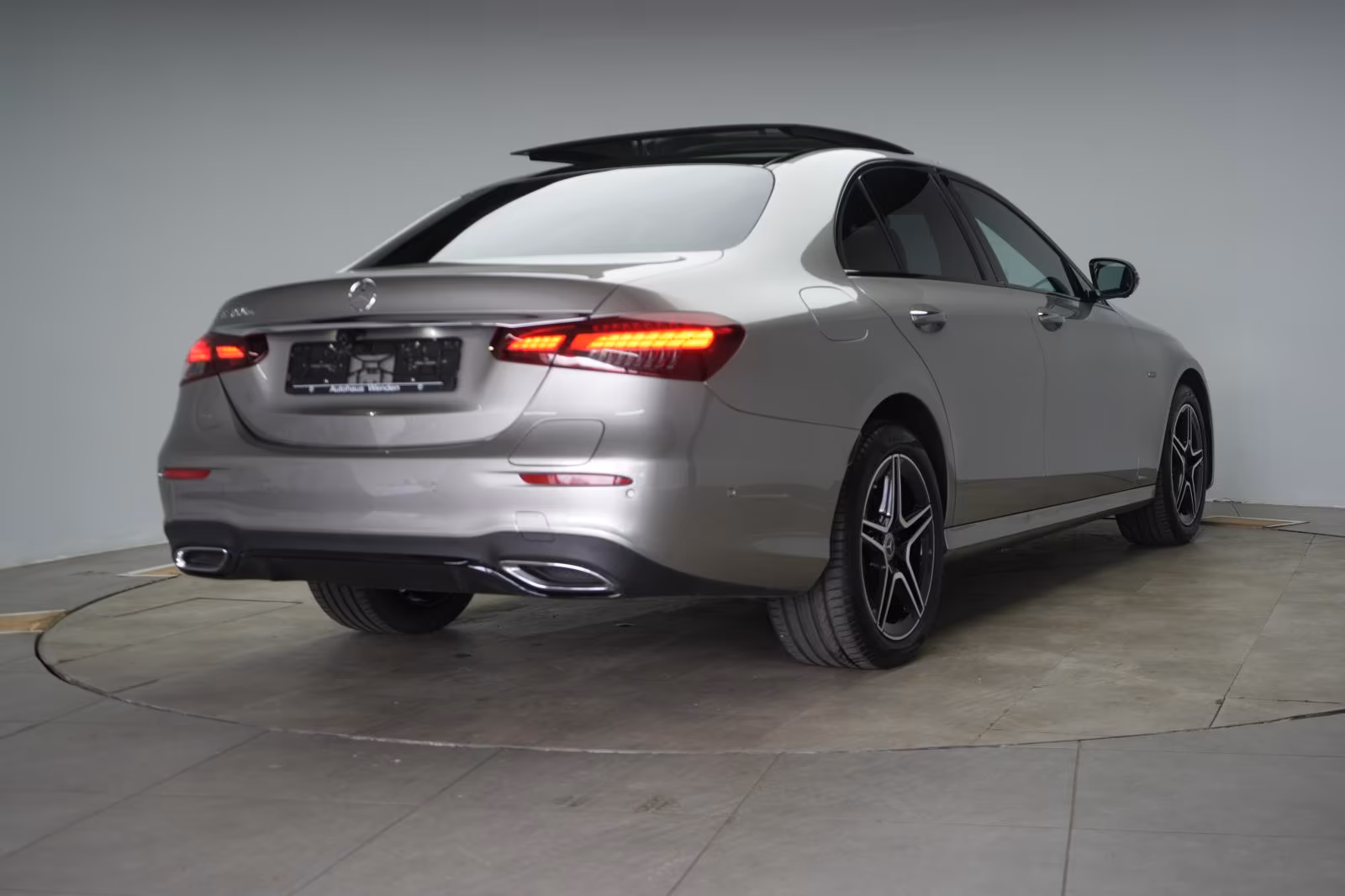 (B-093) Mercedes-Benz(Hybrid) E 300 e 9G-Tronic AMG Line - Image 5