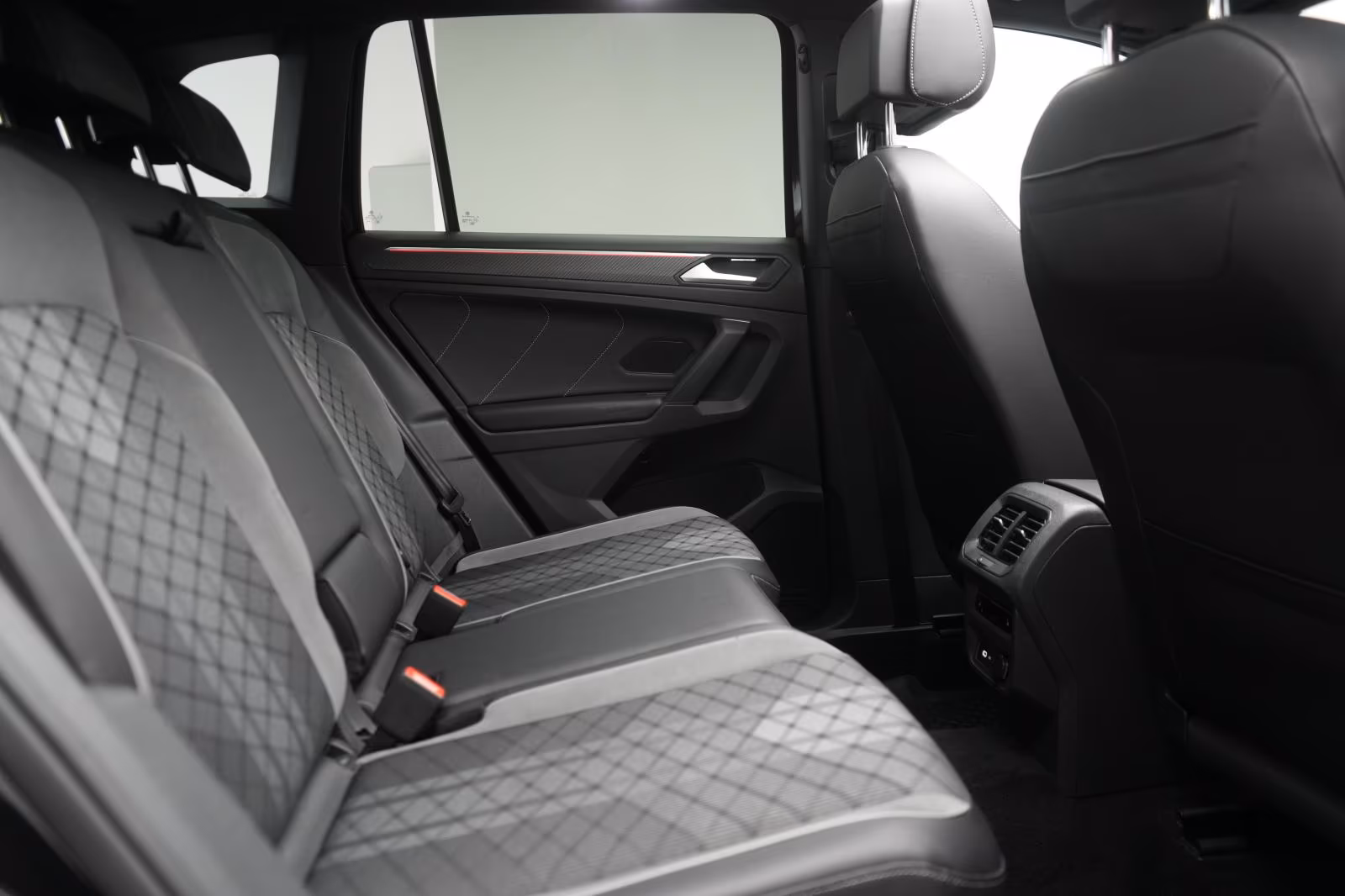 (B-164) Volkswagen Tiguan 2.0 TDI R-Line CarPlay/ACC/Virtual/Pano/A - Image 11