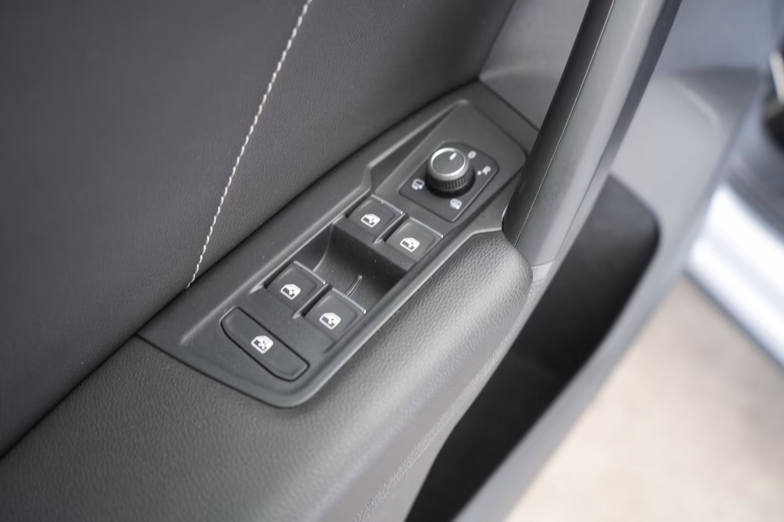 (B-648) Volkswagen Tiguan 2.0 TDI DSG R line ACC/Lane/Appconnect/AH - Image 16