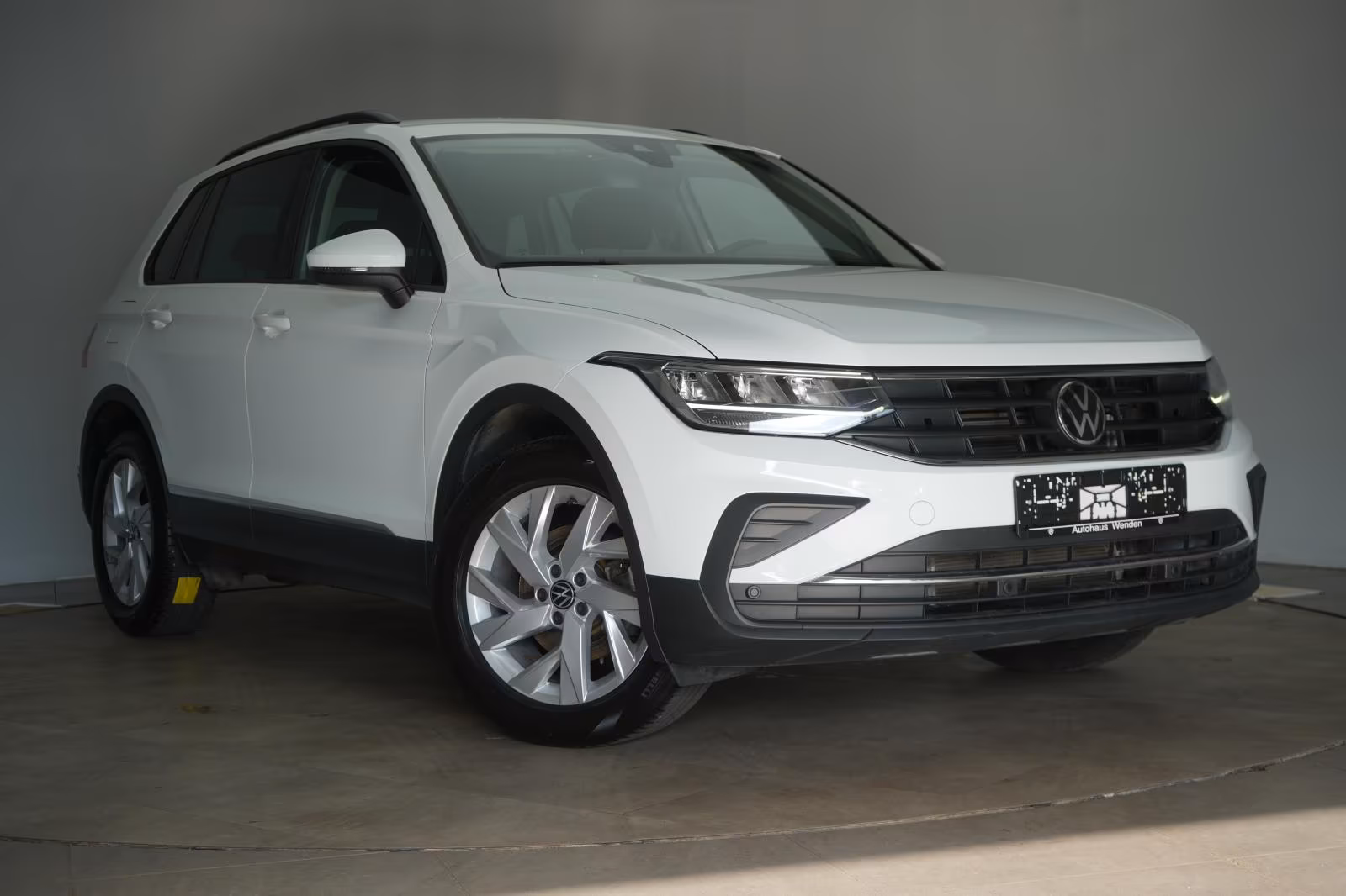 (B-040) Volkswagen Tiguan 1.5 TSI DSG ACC/Kamera/Lane/AHK/ - Image 1