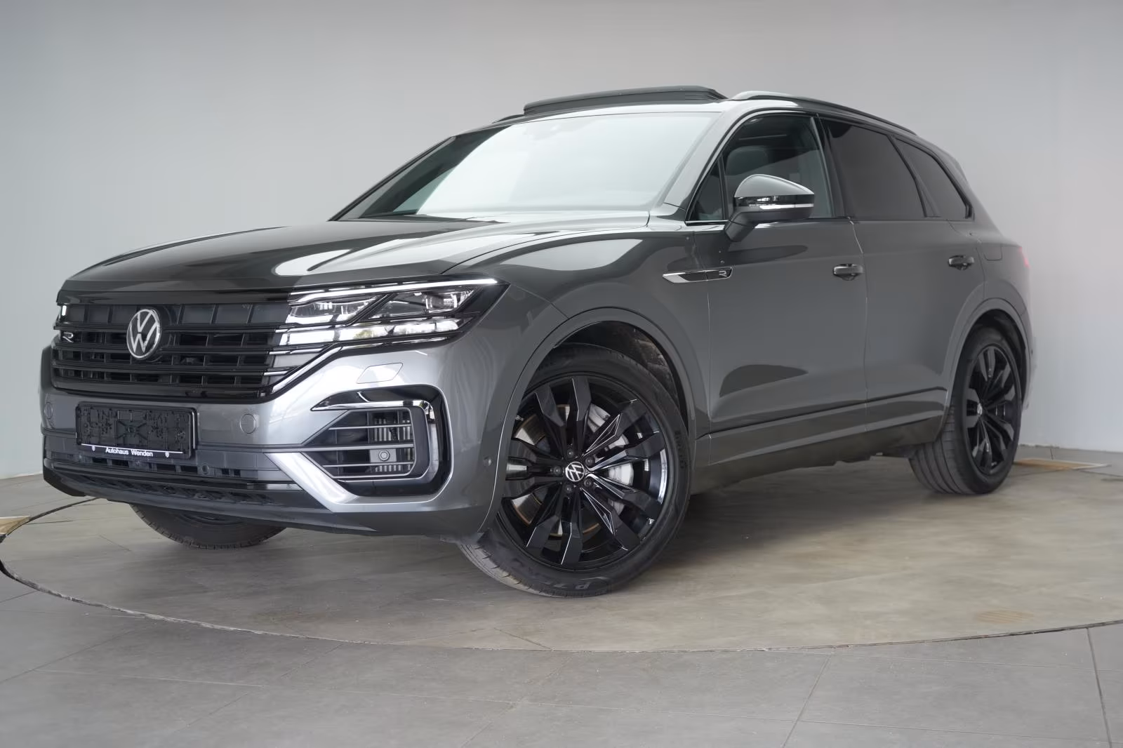 (B-334) Volkswagen(Hybrid) Touareg 3.0 V6 e-Hybrid 4Motion R line Leder/ACC - Image 3