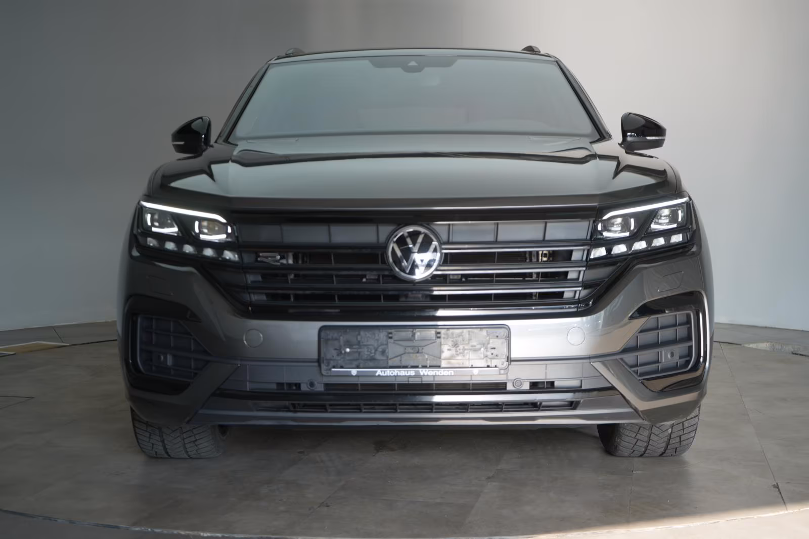 (B-599) Volkswagen Touareg 3.0 V6 TDI 4Motion DPF R-Line - Image 2