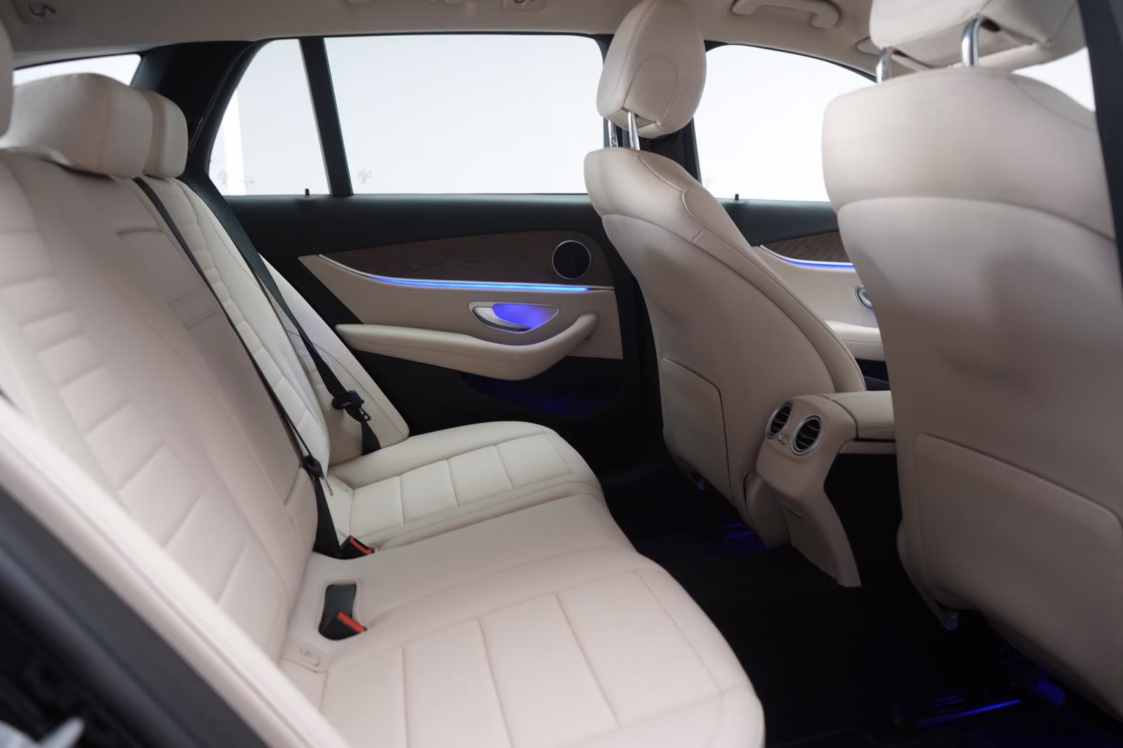 (B-724) Mercedes-Benz(Hybrid) E 300 de T 9G-Tronic AMG CarPlay/Temp/Kamera - Image 11