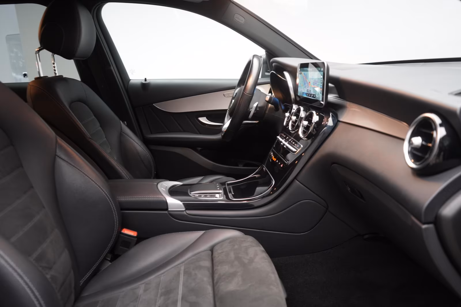 (B-761) Mercedes-Benz(Hybrid) GLC 300 de 4Matic 9G-Tronic AMG Navi/Temp/K - Image 9