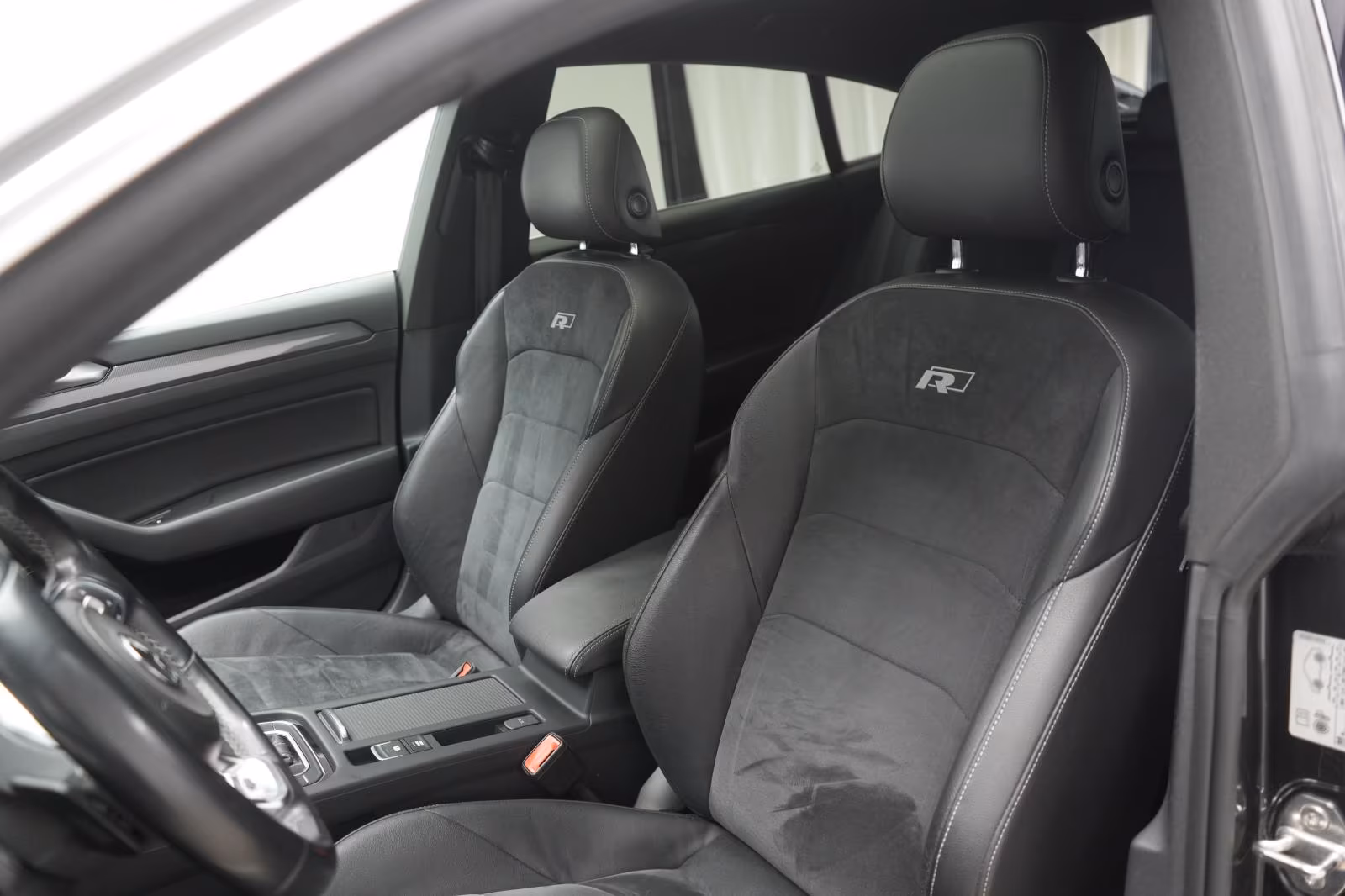 (B-735) Volkswagen Arteon 2.0 TSI DSG R line ACC/Pano/Lane/AHK - Image 8