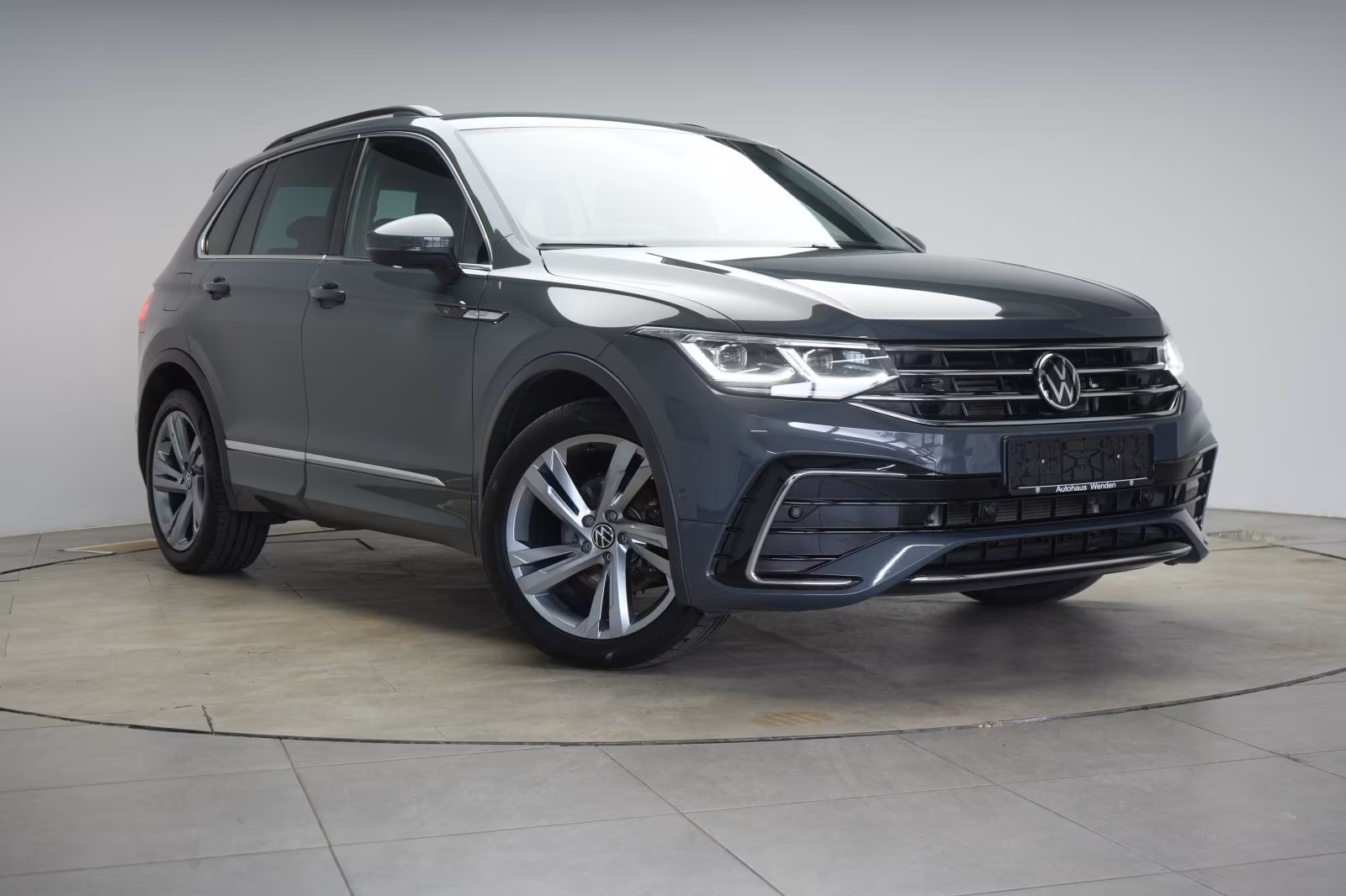 (B-328) Volkswagen Tiguan 2.0 TDI 4MOTION DSG R-Line ACC/Virtual/La - Image 1